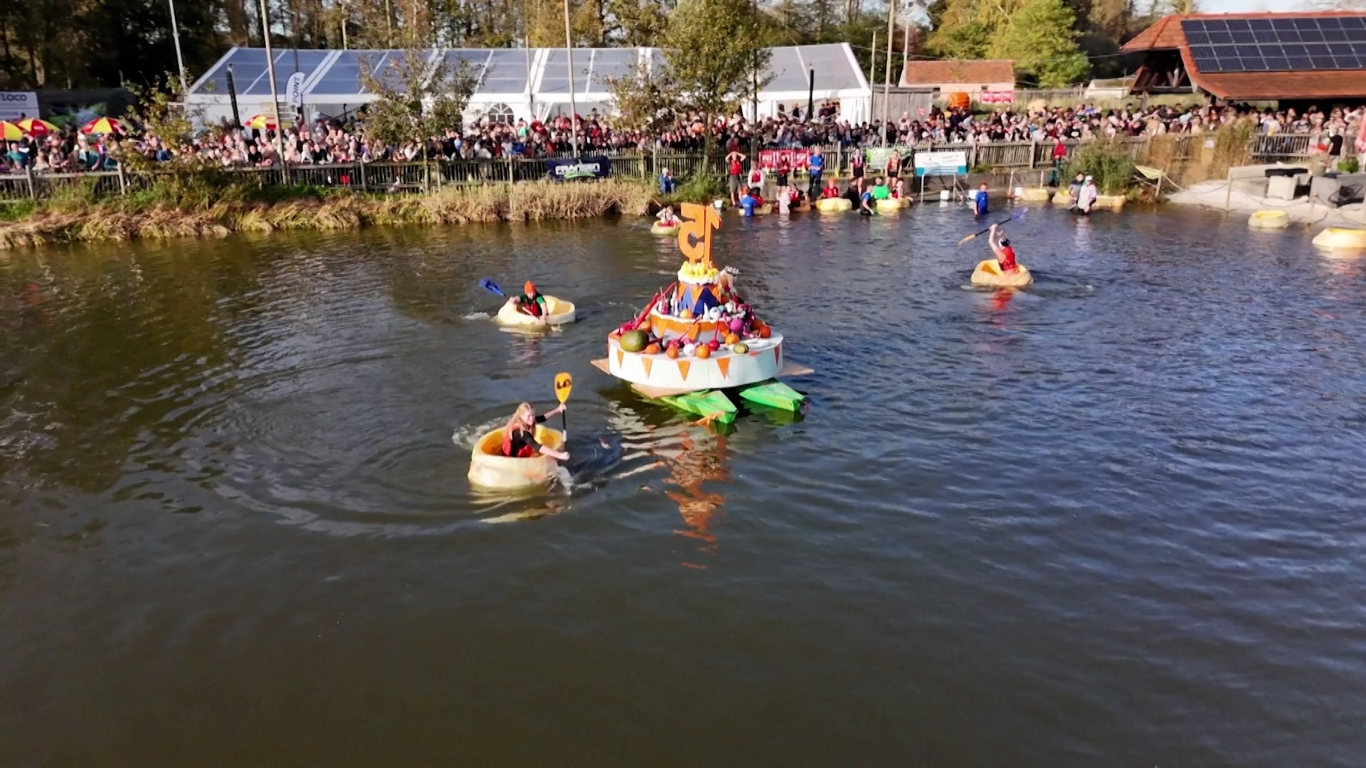 Βίντεο: Γιγάντιες κολοκύθες μετατρέπονται σε… βάρκες και παίρνουν μέρος σε αγώνα κωπηλασίας