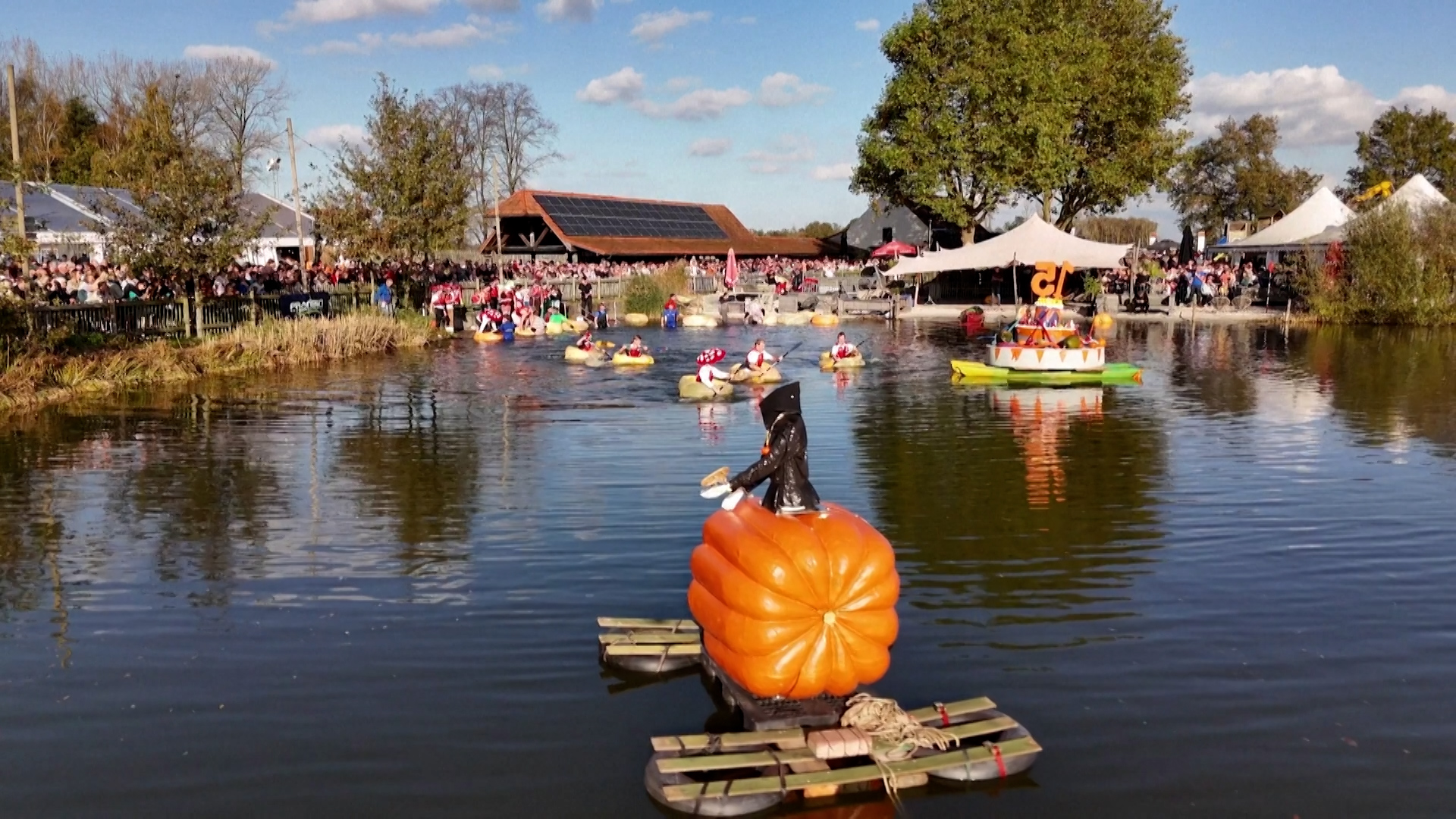 Βίντεο: Γιγάντιες κολοκύθες μετατρέπονται σε… βάρκες και παίρνουν μέρος σε αγώνα κωπηλασίας