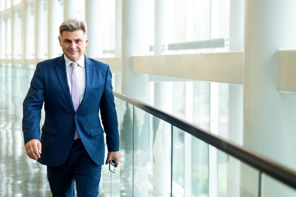 Ν. Φαραντούρης στο Πρώτο: Μπορώ να παίξω ενωτικό ρόλο σε ένα κόμμα αλληλοσπαρασσόμενο – Ζητώ και επιδιώκω το debate (audio) 2 Ν. Φαραντούρης στο Πρώτο: Μπορώ να παίξω ενωτικό ρόλο σε ένα κόμμα αλληλοσπαρασσόμενο – Ζητώ και επιδιώκω το debate (audio)