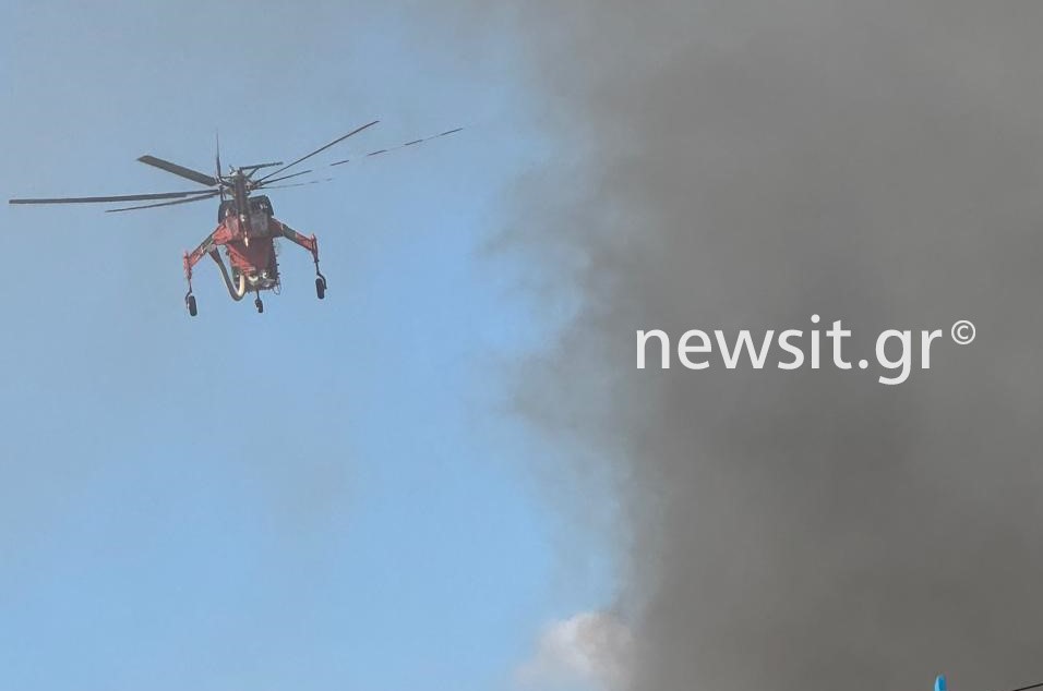 Ένας πυροσβέστης τραυματίστηκε στο πόδι στη φωτιά στο Πέραμα