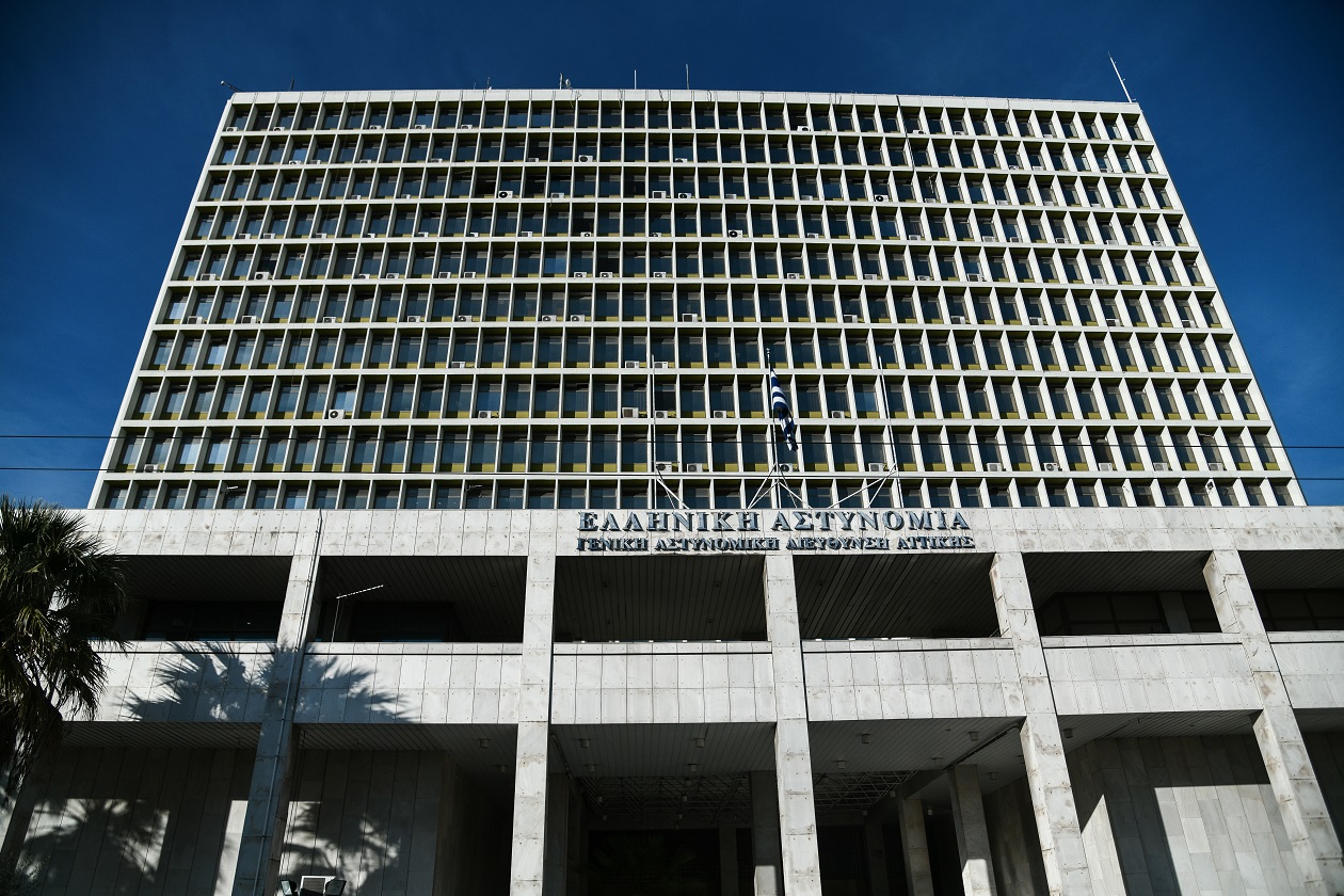 Αστυνομικός τραυματίστηκε με το υπηρεσιακό του όπλο στη ΓΑΔΑ την ώρα που το εξέταζε