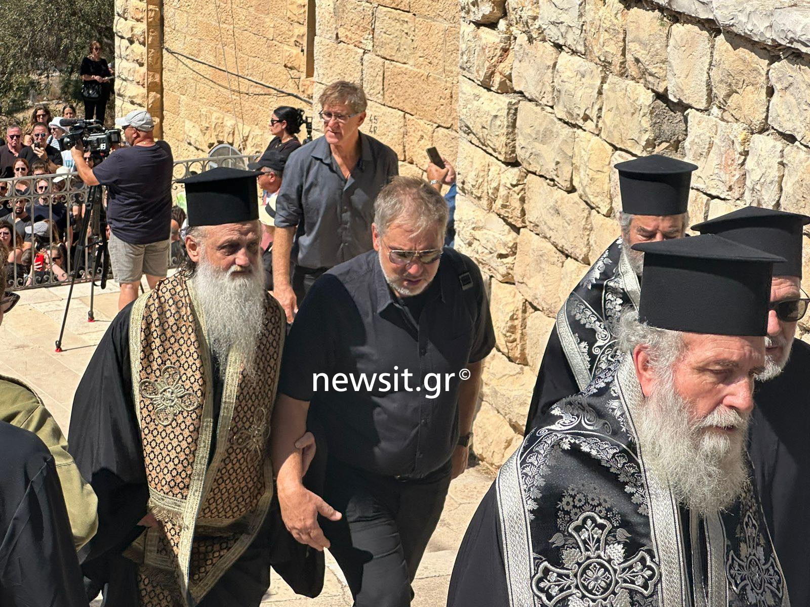 Σπαραγμός στην επιμνημόσυνη δέηση για τον Ιωνά Καρούση στη Θεσσαλονίκη, στα λευκά η σύντροφός του - Κηδεία στην Ιερουσαλήμ 16 Σπαραγμός στην επιμνημόσυνη δέηση για τον Ιωνά Καρούση στη Θεσσαλονίκη, στα λευκά η σύντροφός του - Κηδεία στην Ιερουσαλήμ