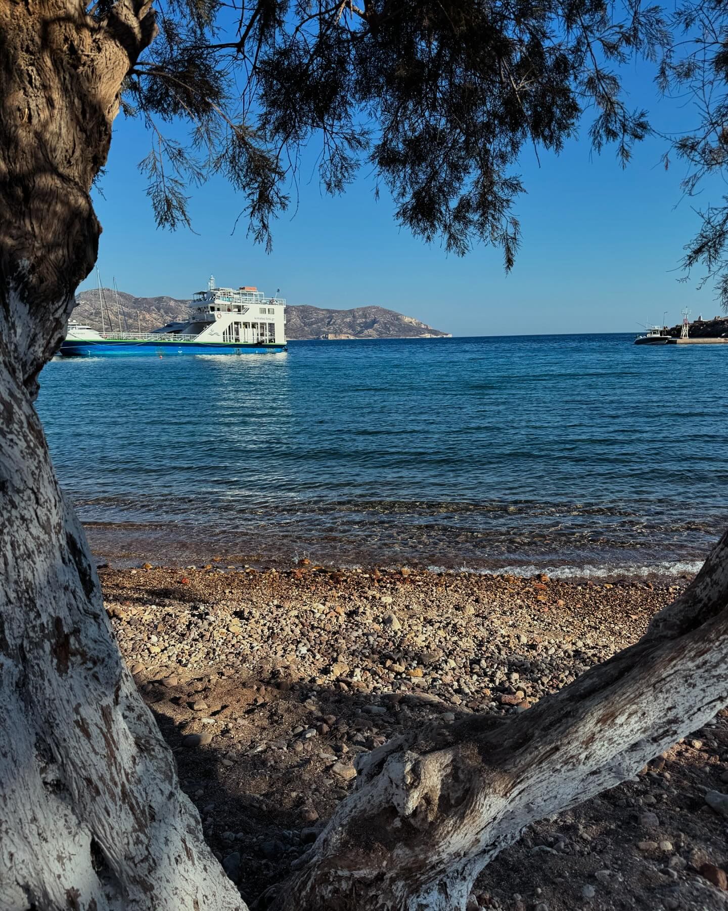 Τζένη Μπαλατσινού: Φθινοπωρινές διακοπές στην Κίμωλο – Φωτογραφίες