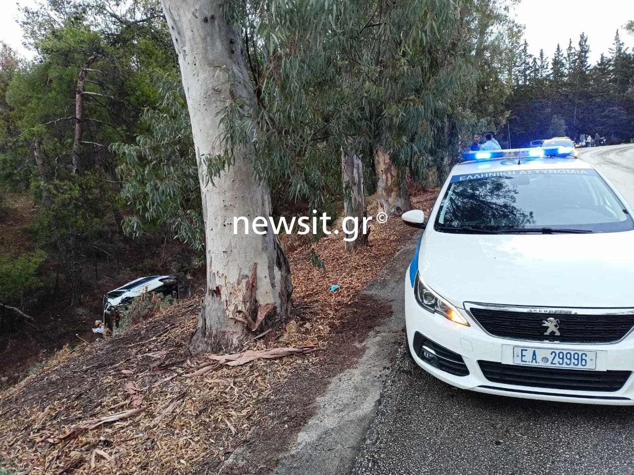 Ασθενοφόρο με 4 άτομα τούμπαρε σε χαράδρα στην Καισαριανή 10 Ασθενοφόρο με 4 άτομα τούμπαρε σε χαράδρα στην Καισαριανή