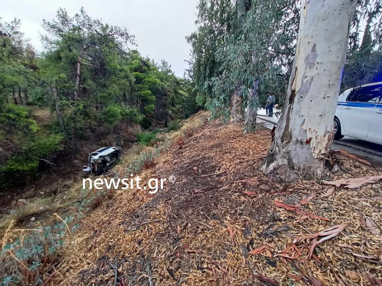 Ασθενοφόρο με 4 άτομα τούμπαρε σε χαράδρα στην Καισαριανή 9 Ασθενοφόρο με 4 άτομα τούμπαρε σε χαράδρα στην Καισαριανή