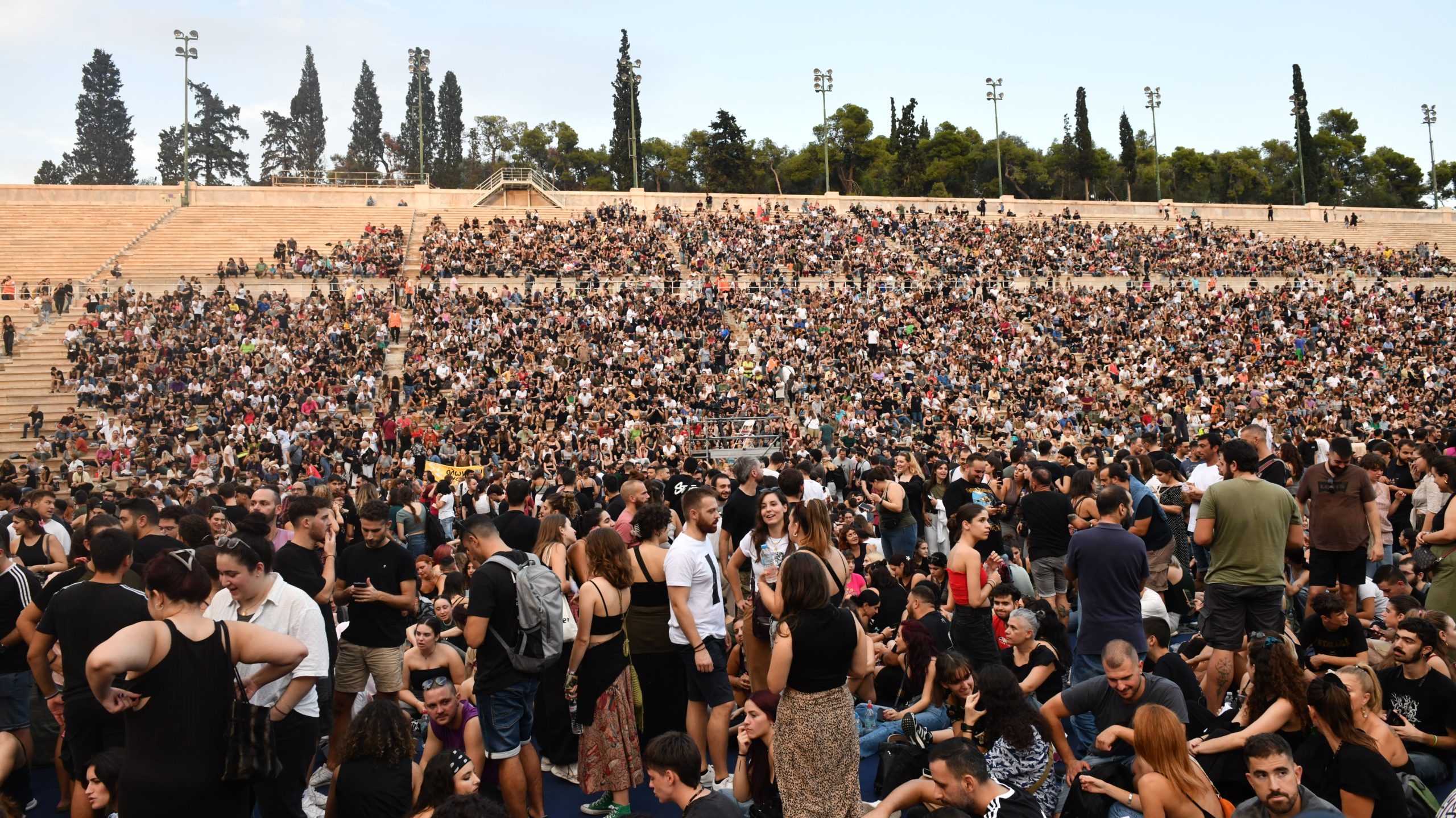 Συναυλία Τέμπη: Ρίγη συγκίνησης στη συναυλία στο Καλλιμάρμαρο στη μνήμη των θυμάτων – Φωτογραφίες TLIFE