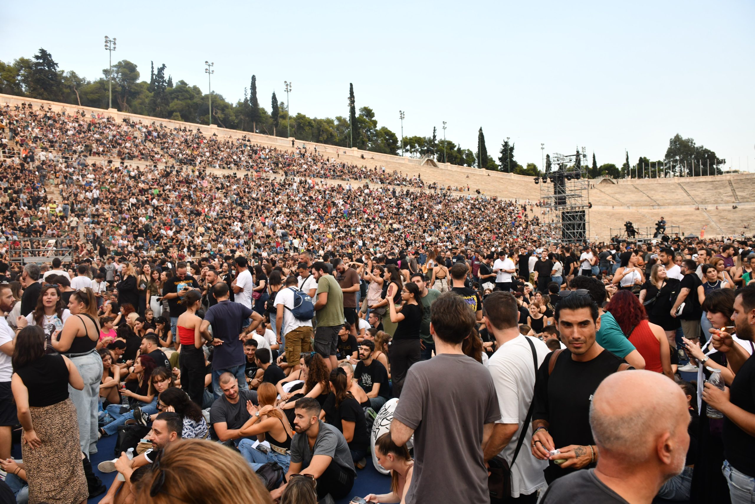 Συναυλία Τέμπη: Ρίγη συγκίνησης στη συναυλία στο Καλλιμάρμαρο στη μνήμη των θυμάτων – Φωτογραφίες TLIFE