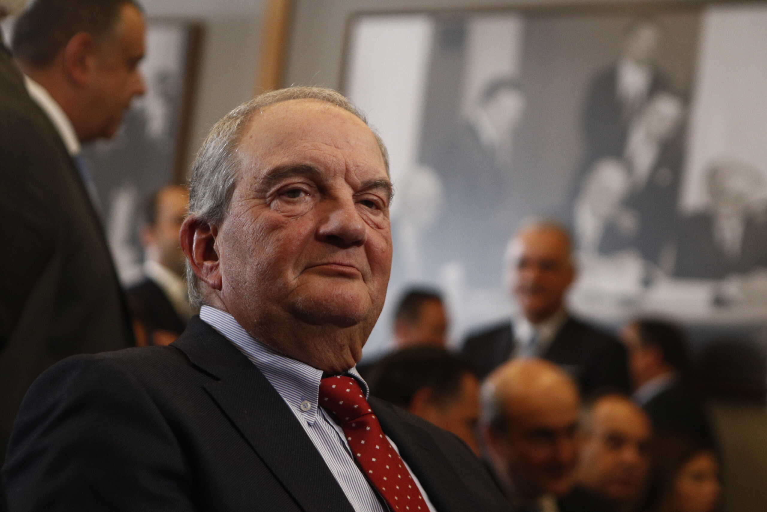 Θερμή χειραψία Μητσοτάκη με Καραμανλή και Σαμαρά στην εκδήλωση του Ιδρύματος Καραμανλή 9 Θερμή χειραψία Μητσοτάκη με Καραμανλή και Σαμαρά στην εκδήλωση του Ιδρύματος Καραμανλή