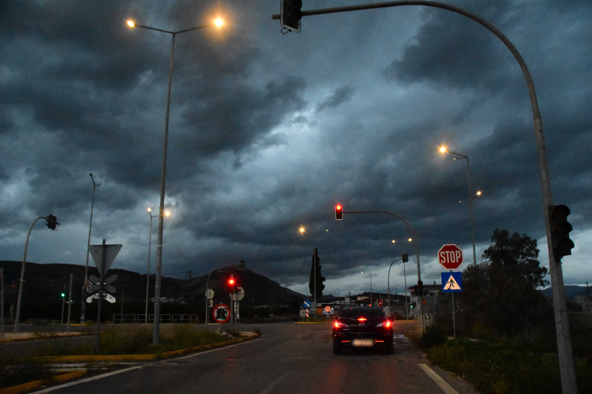 Η κακοκαιρία Cassandra χτυπάει τη χώρα με βροχές και καταιγίδες: Πλημμύρισε η Κέρκυρα – Οι επόμενες περιοχές που θα περάσει