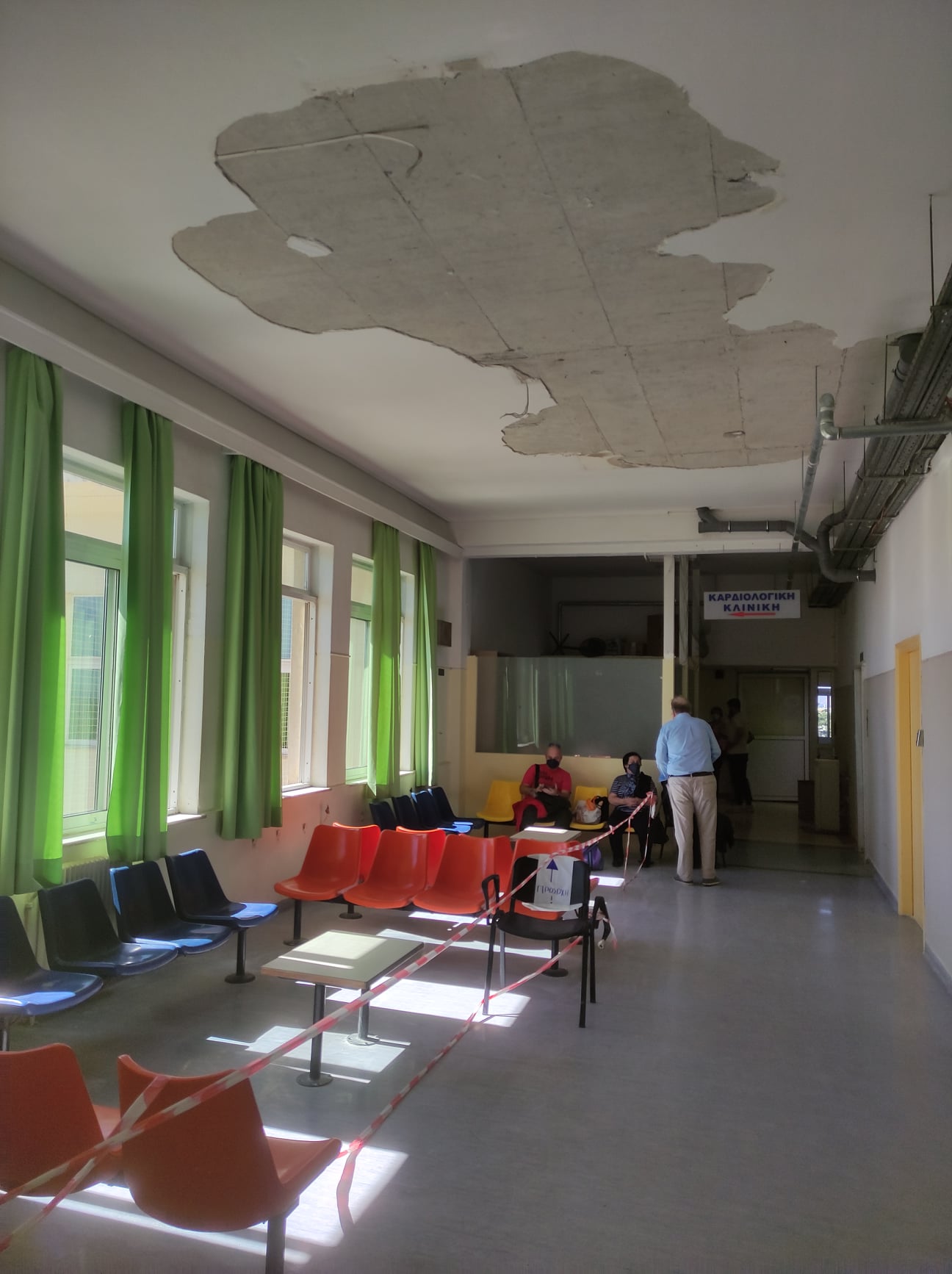 Έπεσαν σοβάδες σε διάδρομο του ΚΑΤ - «Θα μπορούσαμε να είχαμε ατύχημα» 2 Έπεσαν σοβάδες σε διάδρομο του ΚΑΤ - «Θα μπορούσαμε να είχαμε ατύχημα»