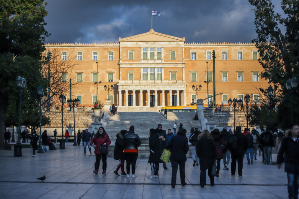 Έρχεται νέο πρόγραμμα κατάρτισης και απασχόλησης για 10.000 ευάλωτους πολίτες – Τι θα ισχύσει για δικαιούχους και αμοιβές 2 Έρχεται νέο πρόγραμμα κατάρτισης και απασχόλησης για 10.000 ευάλωτους πολίτες – Τι θα ισχύσει για δικαιούχους και αμοιβές