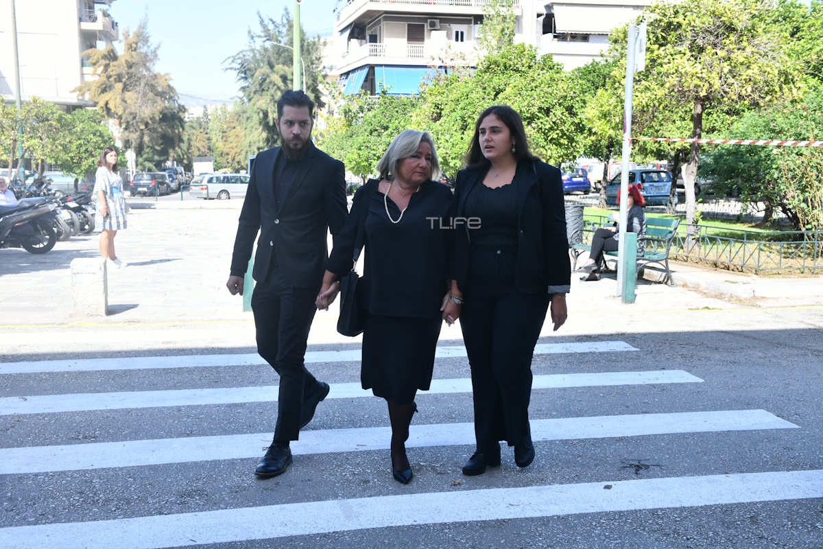Κηδεία Μίμη Πλέσσα: Συγκινημένες η Λουκίλα Καρρέρ και η κόρη του στο Α’ Νεκροταφείο