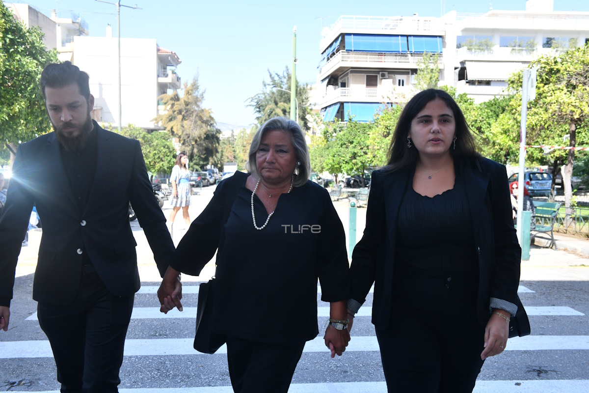 Κηδεία Μίμη Πλέσσα: Συγκινημένες η Λουκίλα Καρρέρ και η κόρη του στο Α’ Νεκροταφείο