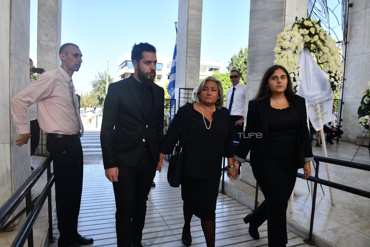 Κηδεία Μίμη Πλέσσα: Συγκινημένες η Λουκίλα Καρρέρ και η κόρη του στο Α’ Νεκροταφείο