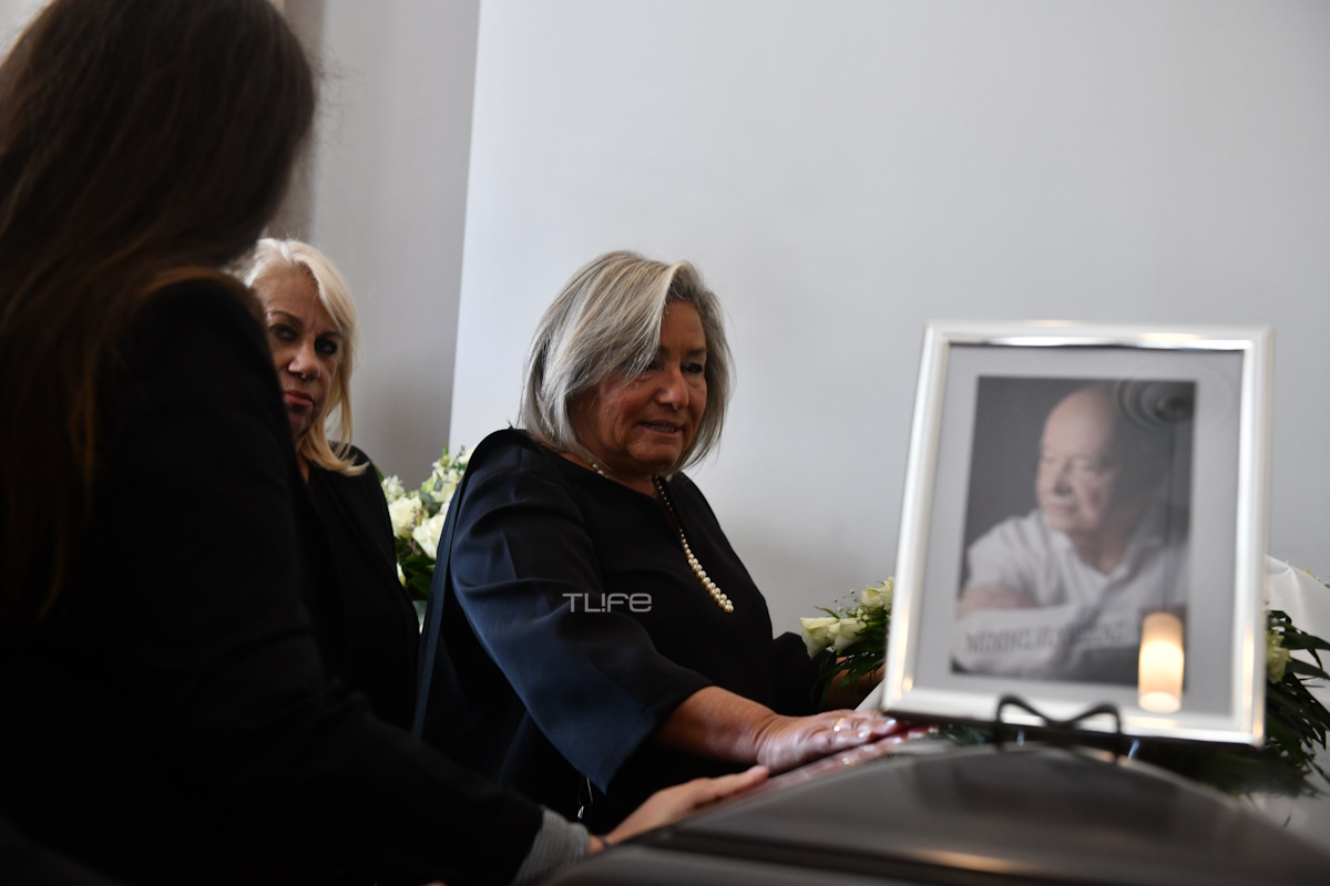 Κηδεία Μίμη Πλέσσα: Συγκινημένες η Λουκίλα Καρρέρ και η κόρη του στο Α’ Νεκροταφείο