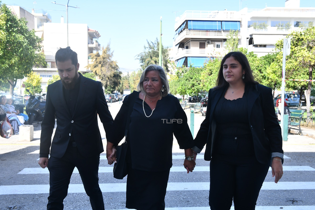 Κηδεία Μίμη Πλέσσα: Συγκινημένες η Λουκίλα Καρρέρ και η κόρη του στο Α’ Νεκροταφείο