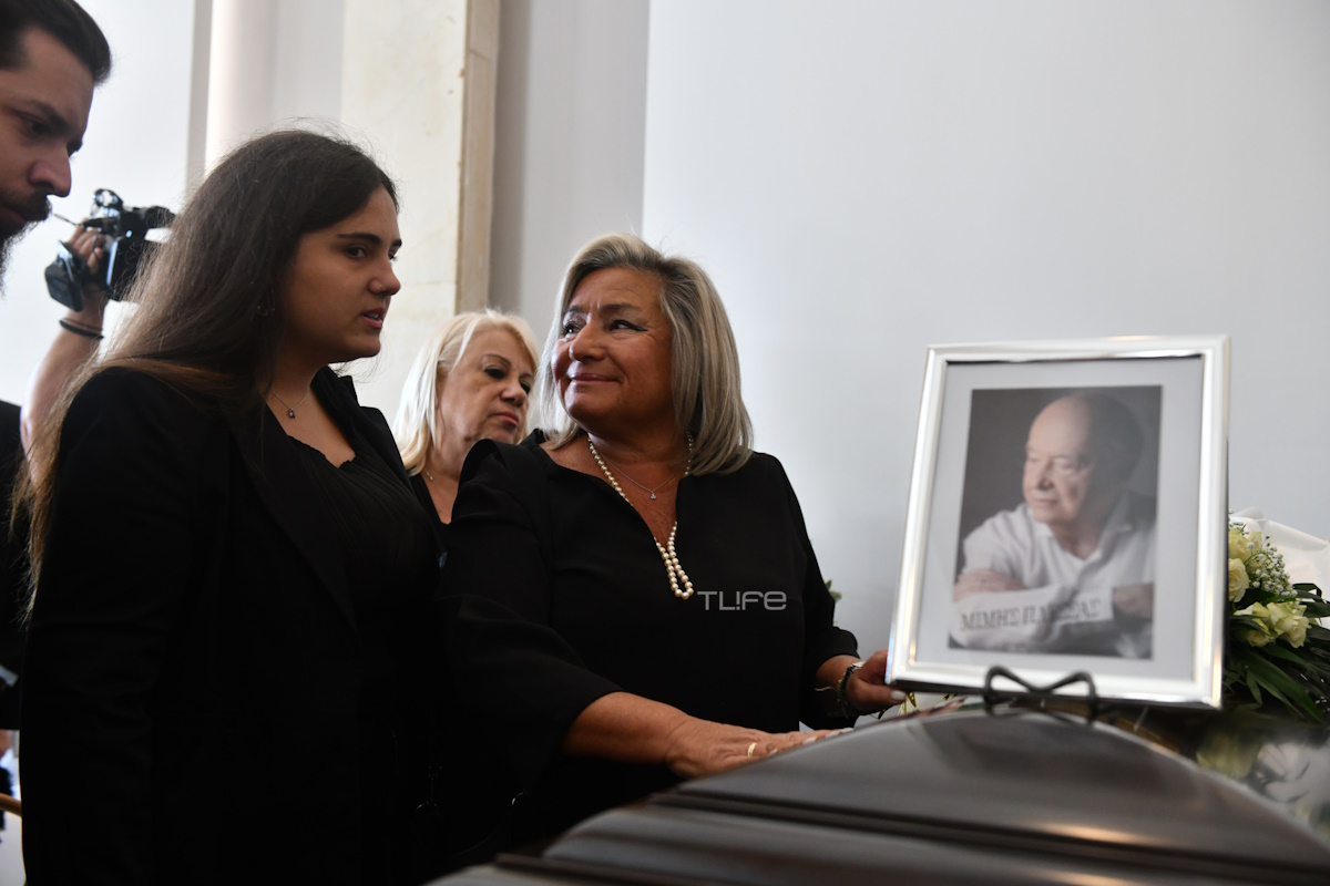 Κηδεία Μίμη Πλέσσα: Συγκινημένες η Λουκίλα Καρρέρ και η κόρη του στο Α’ Νεκροταφείο