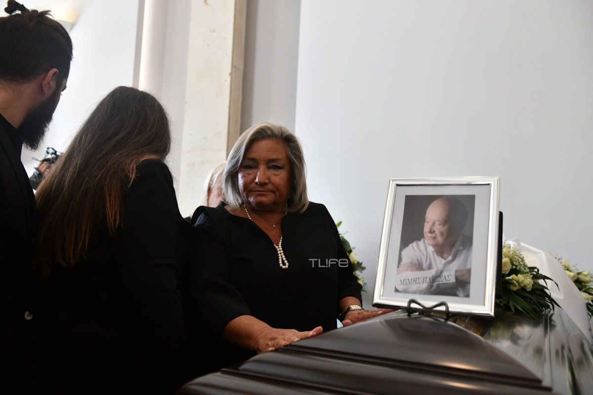 Κηδεία Μίμη Πλέσσα: Συγκινημένες η Λουκίλα Καρρέρ και η κόρη του στο Α’ Νεκροταφείο
