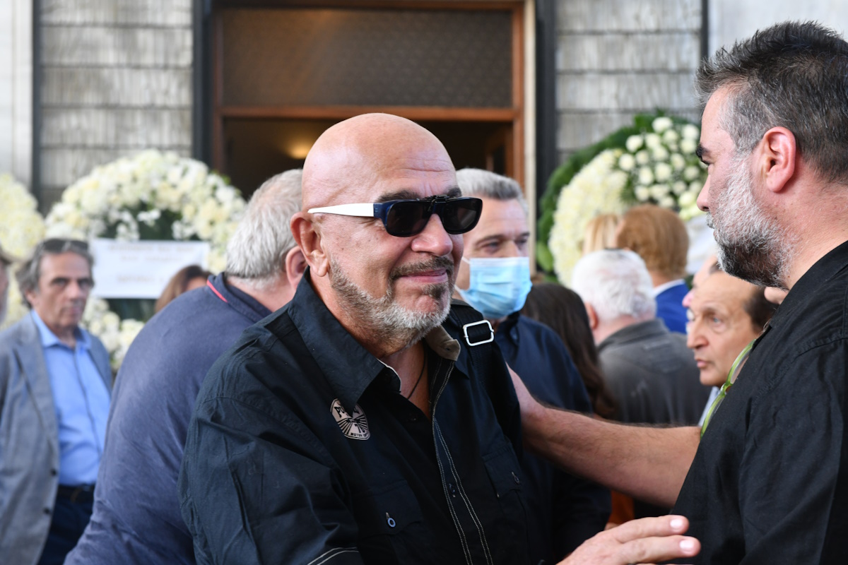 Μίμης Πλέσσας: Το τελευταίο «χειροκρότημα» στον σπουδαίο συνθέτη – Η επιθυμία της οικογένειας μετά την εξόδιο ακολουθία