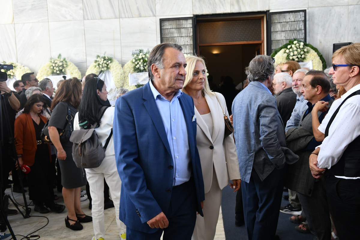 Μίμης Πλέσσας: Το τελευταίο «χειροκρότημα» στον σπουδαίο συνθέτη – Η επιθυμία της οικογένειας μετά την εξόδιο ακολουθία