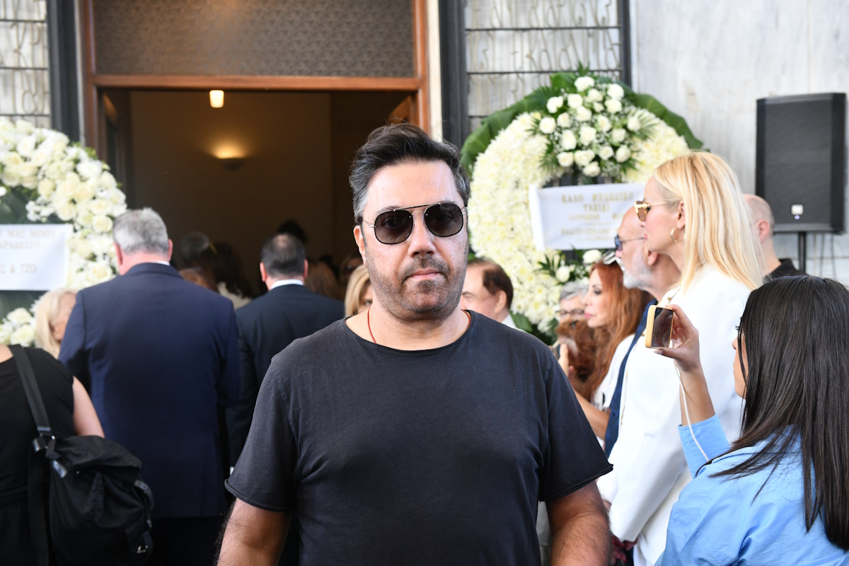 Μίμης Πλέσσας: Το τελευταίο «χειροκρότημα» στον σπουδαίο συνθέτη – Η επιθυμία της οικογένειας μετά την εξόδιο ακολουθία