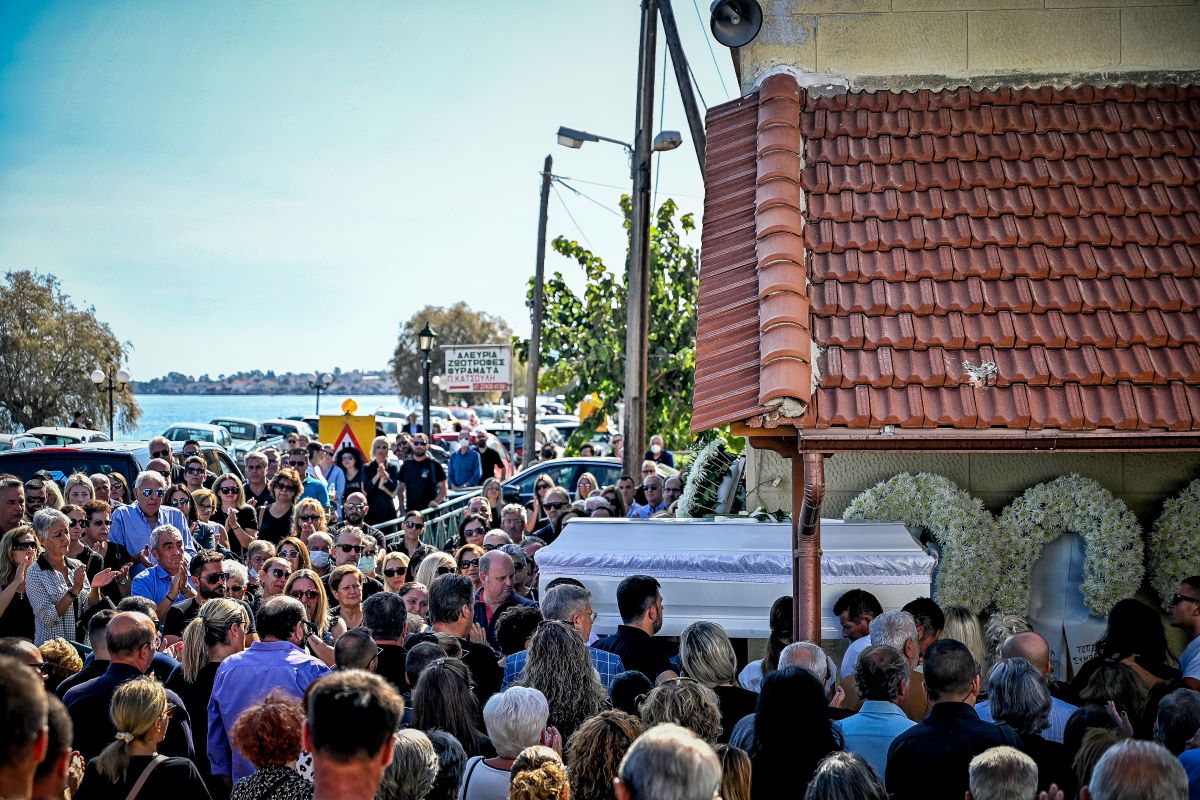 Φωτιά στο Ξυλόκαστρο: Σε κλίμα οδύνης οι κηδείες του 35χρονου και του 40χρονου