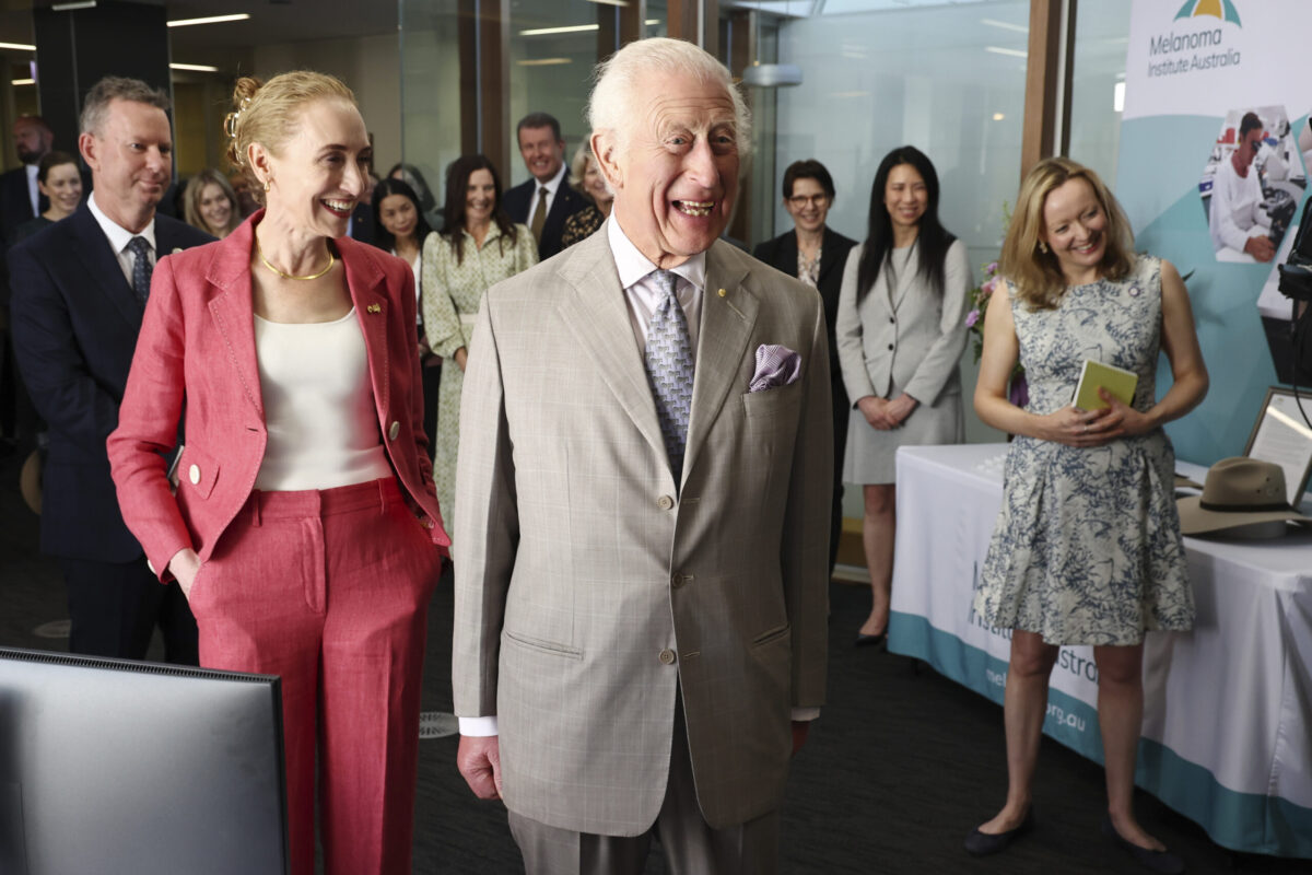 Αυστραλία: Ο βασιλιάς Κάρολος επισκέφθηκε κλινική για το μελάνωμα στο Σίδνεϊ και συναντήθηκε με επιζώντες και ερευνητές