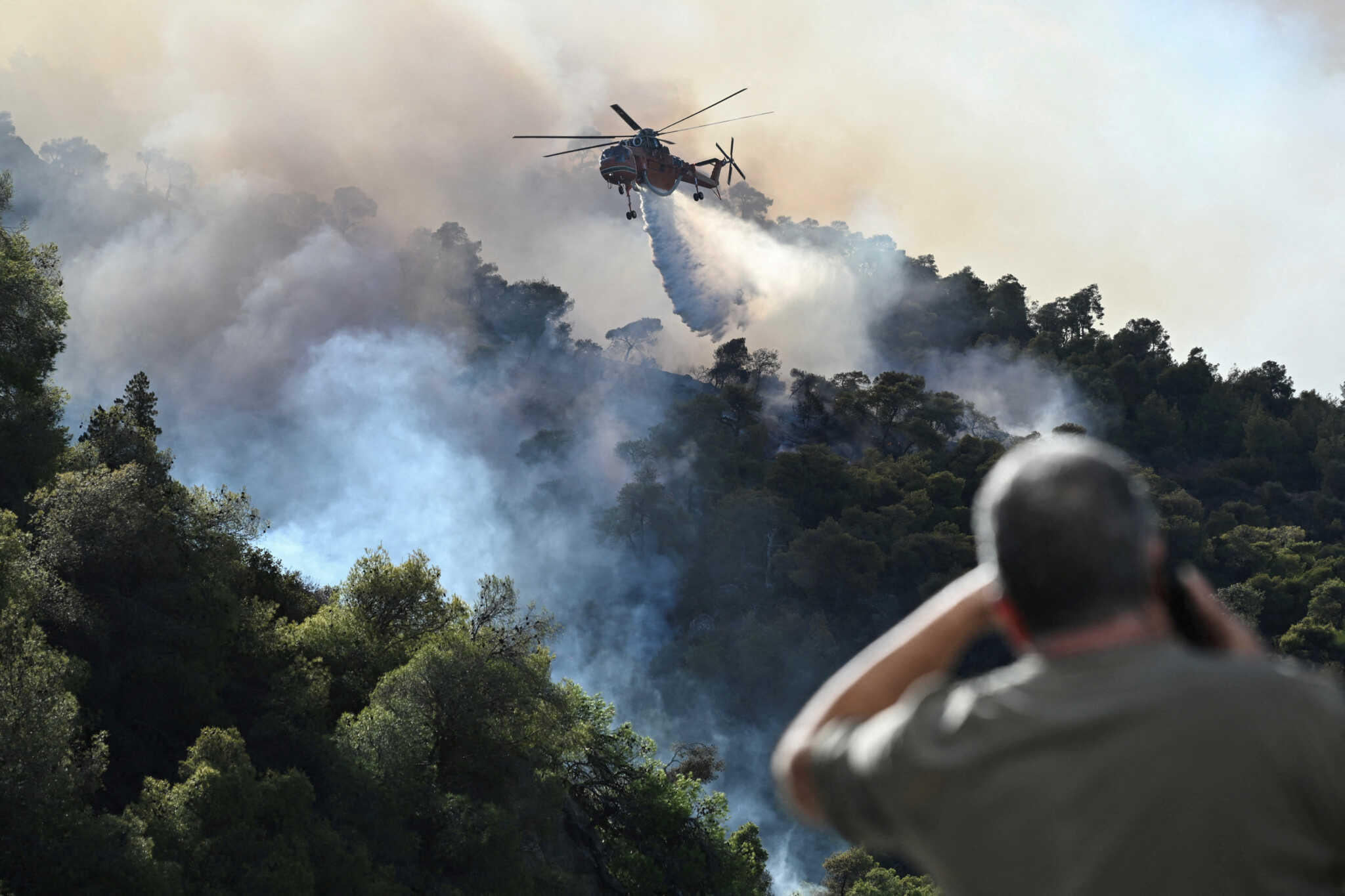 Χωρίς ενεργό μέτωπο και με διάσπαρτες εστίες η φωτιά στην Κορινθία – Άνοιξε η Εθνική Οδός, κλειστά παραμένουν τα σχολεία