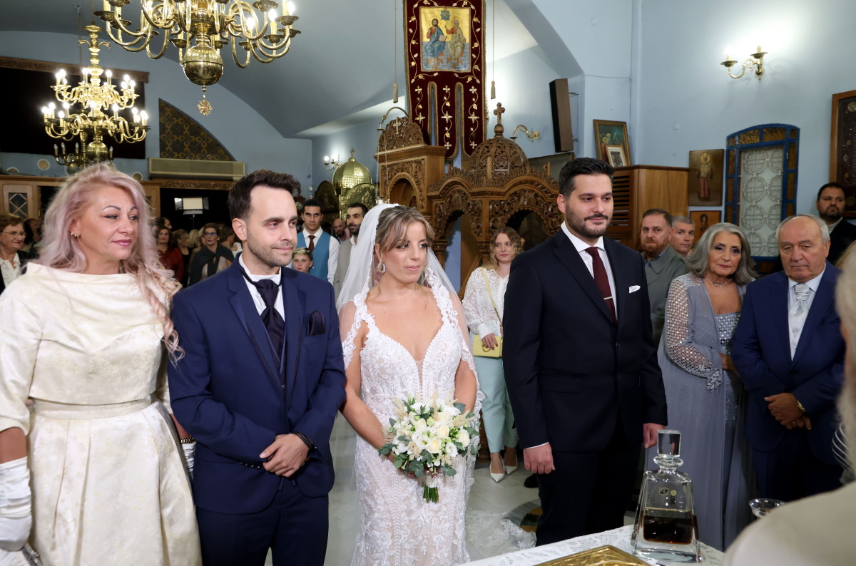 Λάζος Μαντικός: Παντρεύτηκε τη σύντροφό του με θρησκευτικό γάμο και κουμπάρο τον Γιώργο Παπαδάκη – Φωτογραφίες