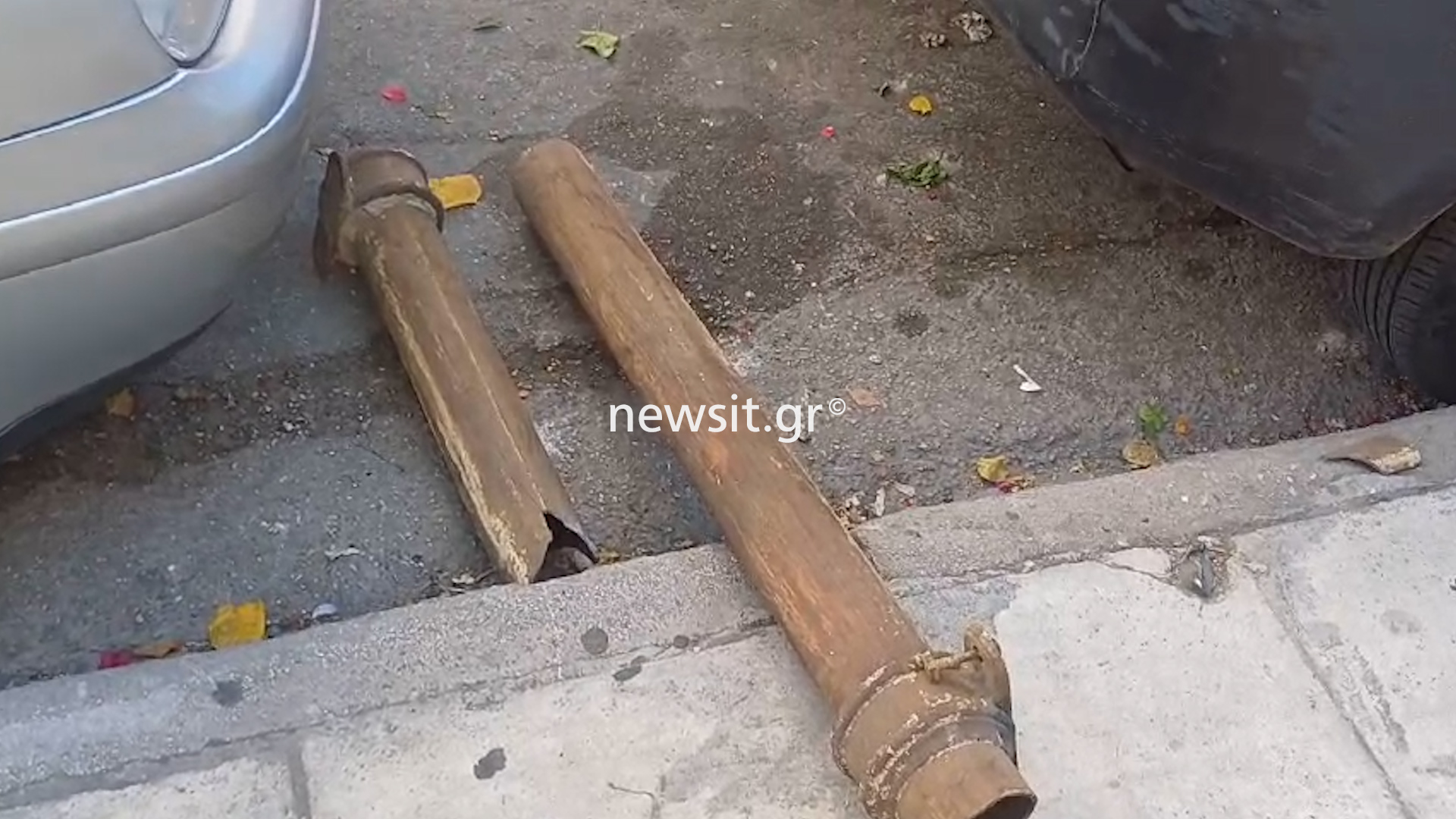 Τεράστια υδρορροή ξεκόλλησε από κτίριο στον Πειραιά κι έπεσε στο δρόμο - «Θα με σκότωνε!»