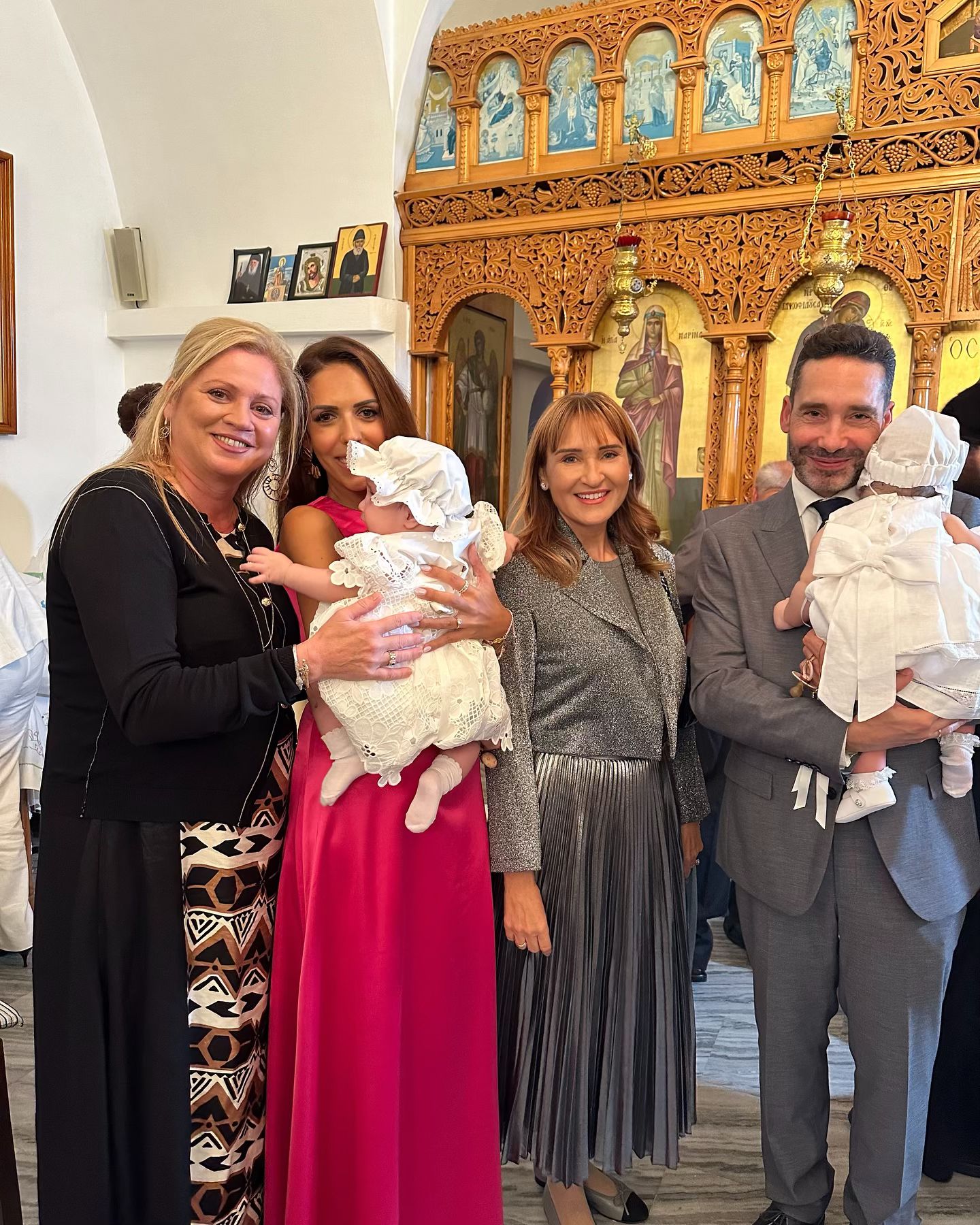 Μάρα Ζαχαρέα – Θοδωρής Ρουσόπουλος: Στην Αντίπαρο για τη βάφτιση των δίδυμων κοριτσιών γνωστών δημοσιογράφων