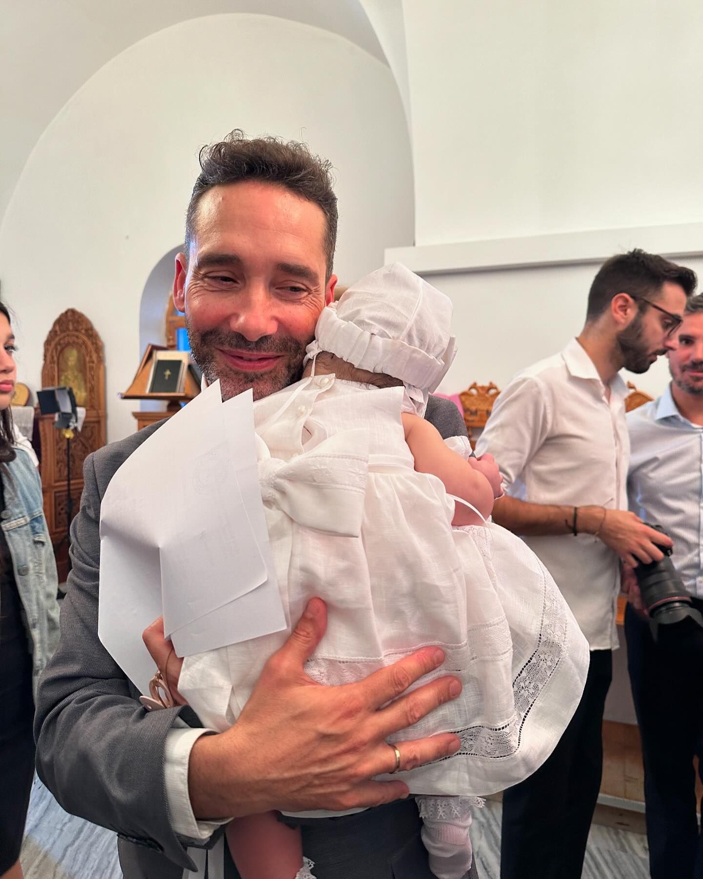 Μάρα Ζαχαρέα – Θοδωρής Ρουσόπουλος: Στην Αντίπαρο για τη βάφτιση των δίδυμων κοριτσιών γνωστών δημοσιογράφων