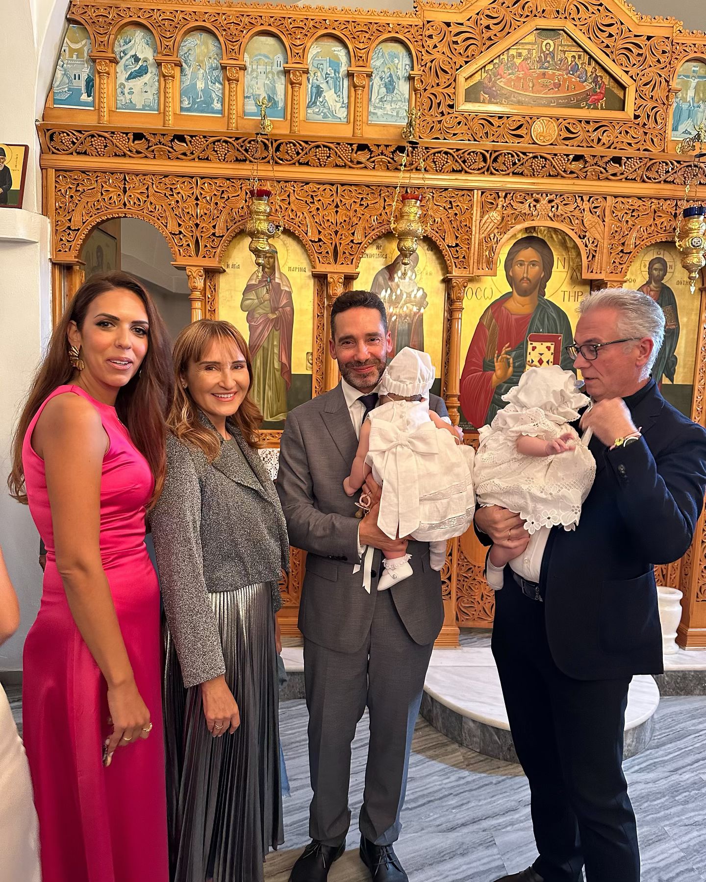 Μάρα Ζαχαρέα – Θοδωρής Ρουσόπουλος: Στην Αντίπαρο για τη βάφτιση των δίδυμων κοριτσιών γνωστών δημοσιογράφων