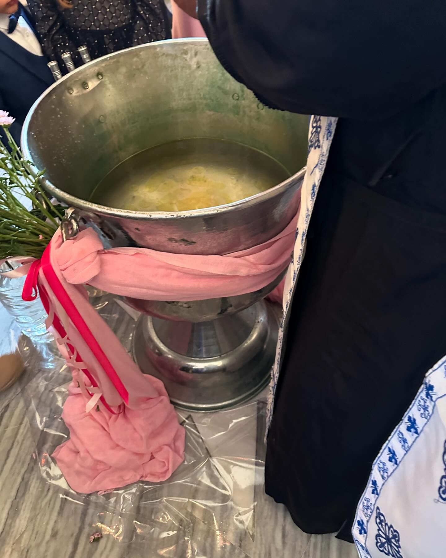 Μάρα Ζαχαρέα – Θοδωρής Ρουσόπουλος: Στην Αντίπαρο για τη βάφτιση των δίδυμων κοριτσιών γνωστών δημοσιογράφων