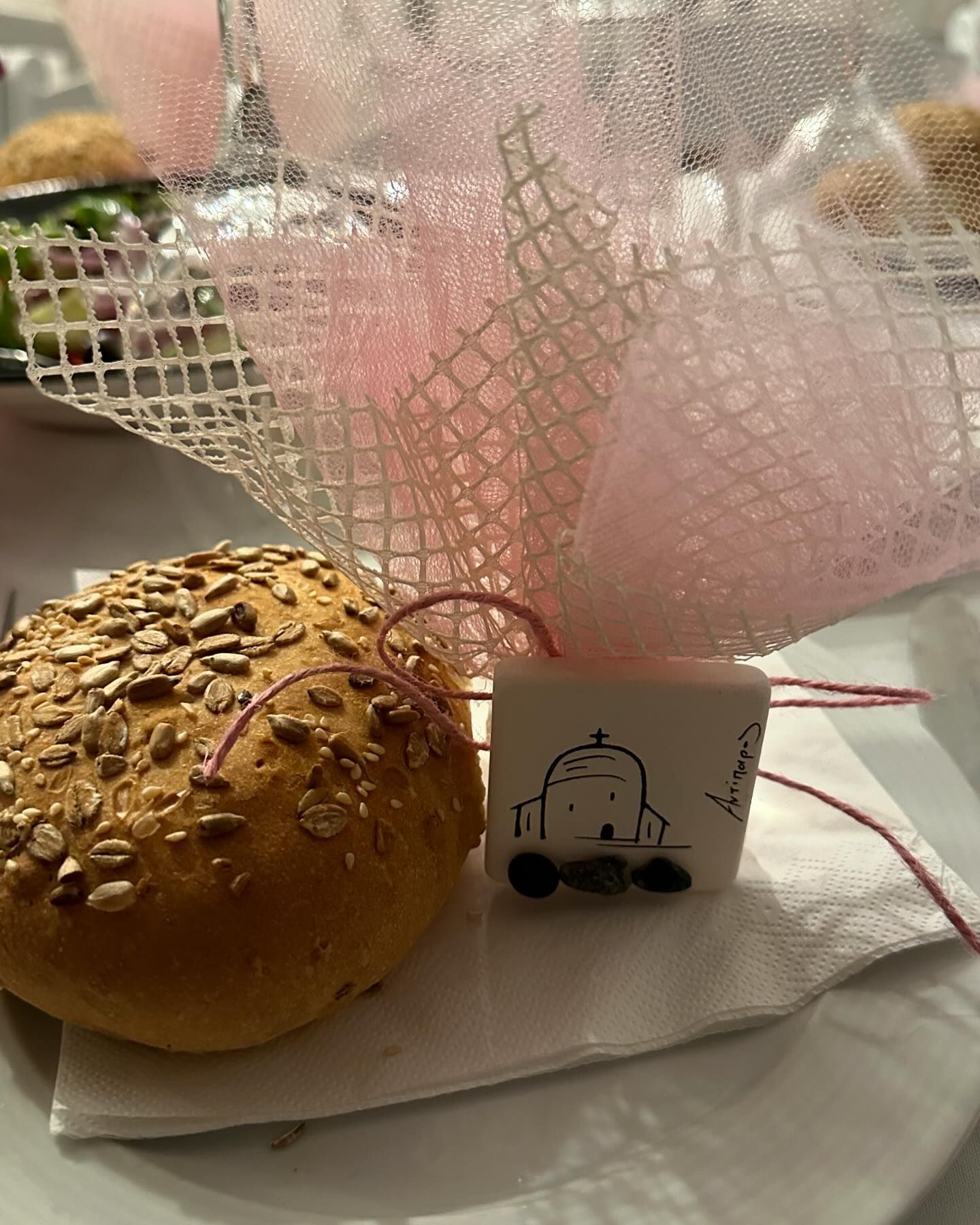 Μάρα Ζαχαρέα – Θοδωρής Ρουσόπουλος: Στην Αντίπαρο για τη βάφτιση των δίδυμων κοριτσιών γνωστών δημοσιογράφων