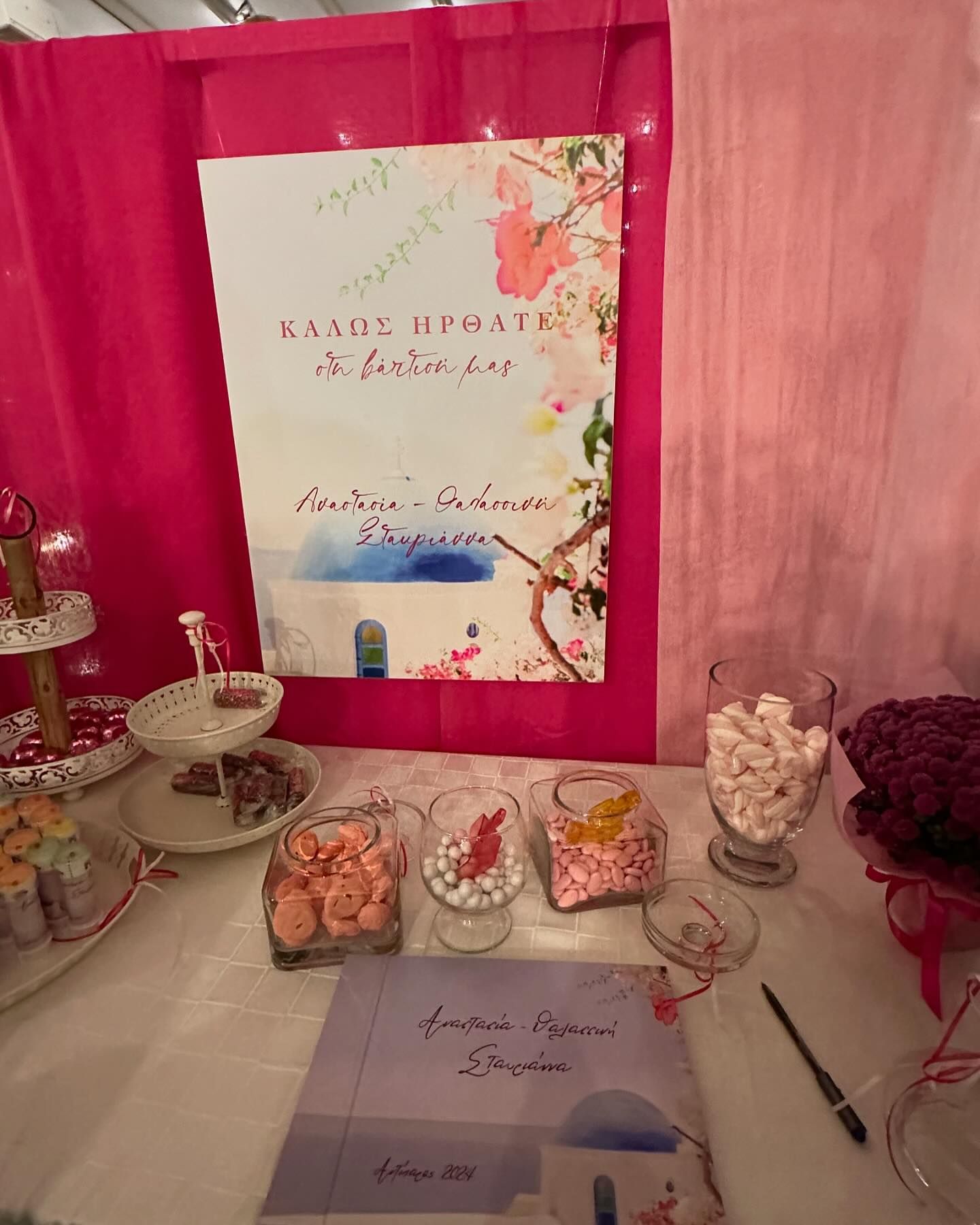 Μάρα Ζαχαρέα – Θοδωρής Ρουσόπουλος: Στην Αντίπαρο για τη βάφτιση των δίδυμων κοριτσιών γνωστών δημοσιογράφων