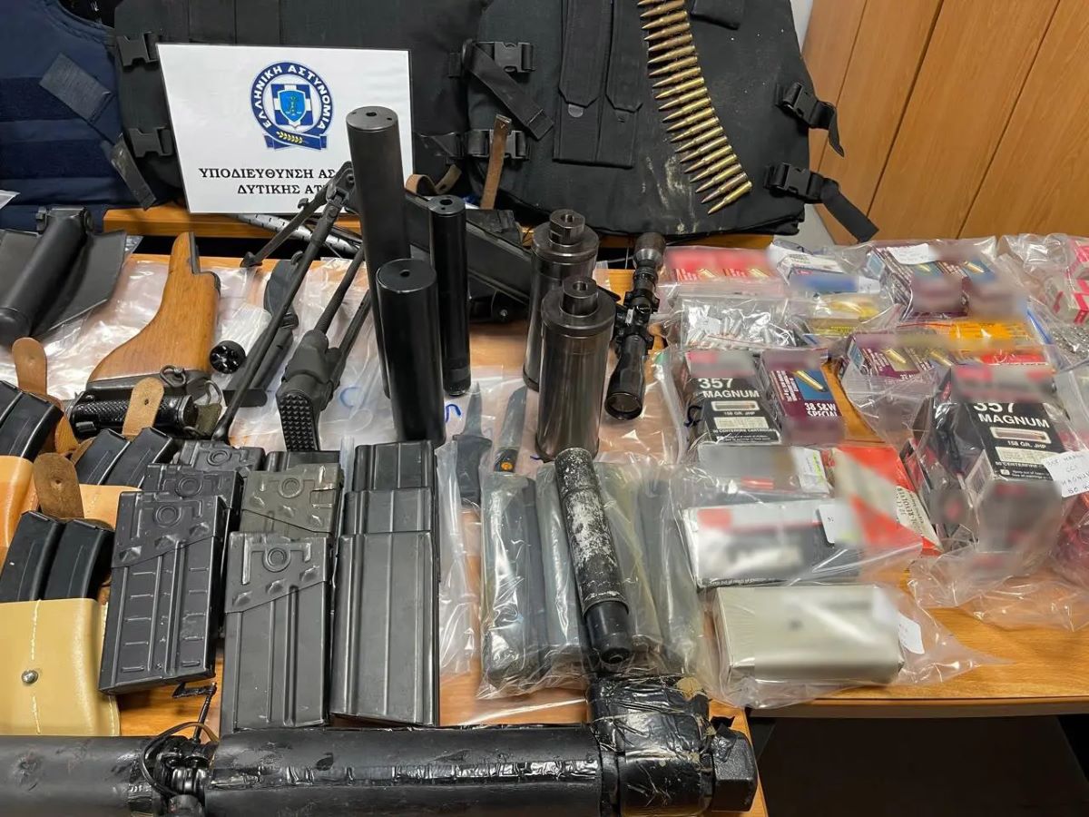 Ένα ολόκληρο οπλοστάσιο εντόπισαν σε σπίτι στο Μενίδι με χειροβομβίδες και πυρομαχικά - Συνελήφθη αλλοδαπός