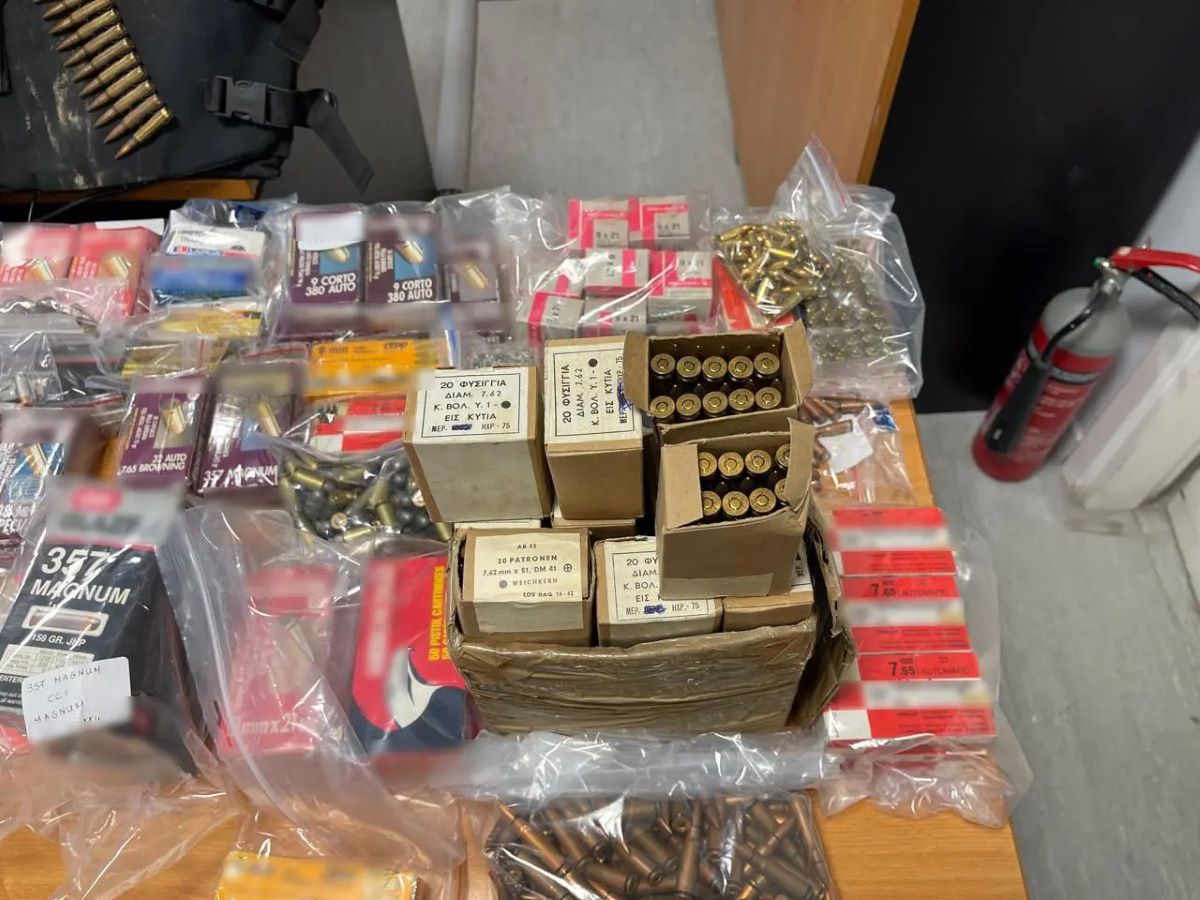 Ένα ολόκληρο οπλοστάσιο εντόπισαν σε σπίτι στο Μενίδι με χειροβομβίδες και πυρομαχικά - Συνελήφθη αλλοδαπός