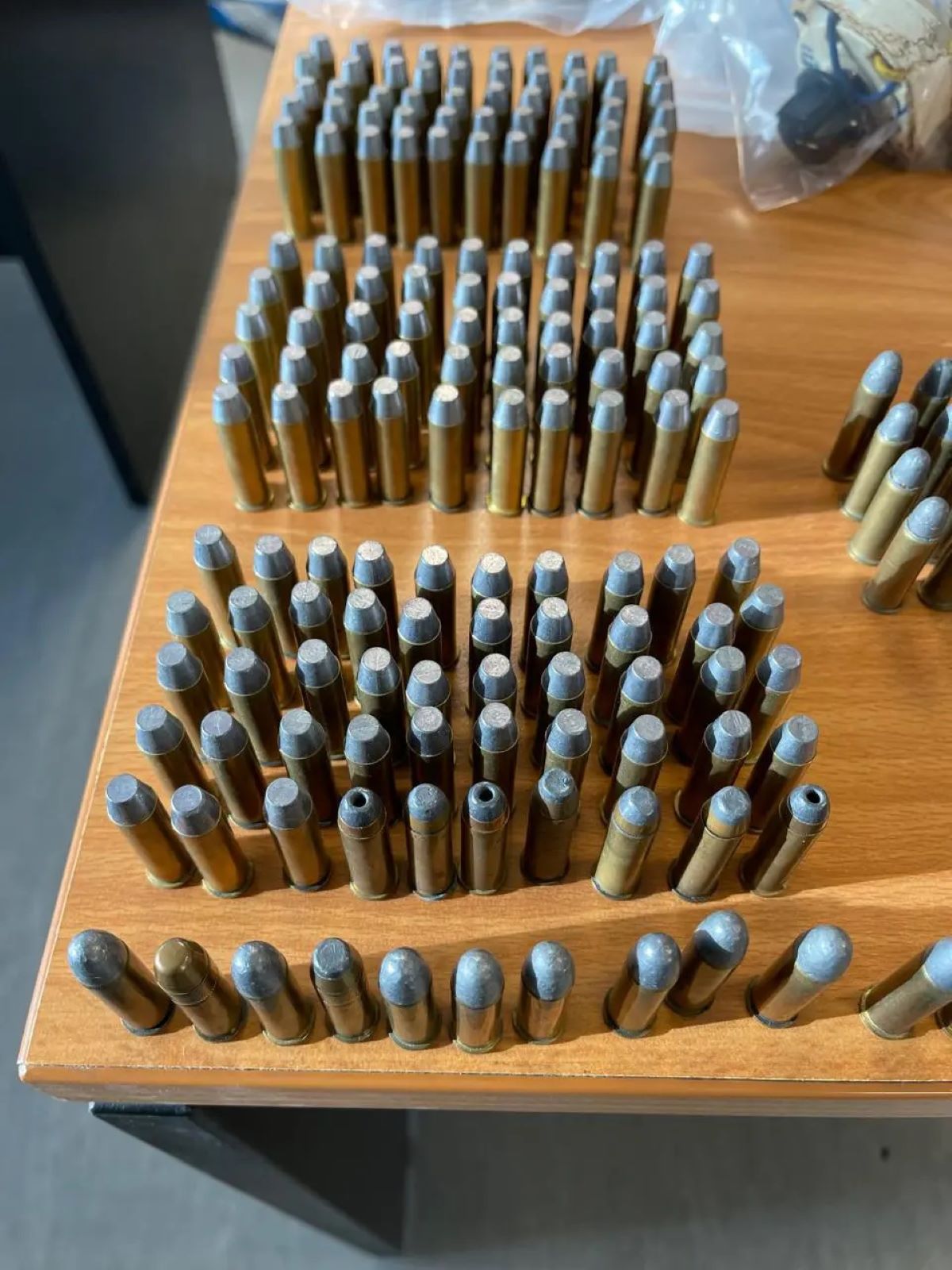 Ένα ολόκληρο οπλοστάσιο εντόπισαν σε σπίτι στο Μενίδι με χειροβομβίδες και πυρομαχικά - Συνελήφθη αλλοδαπός