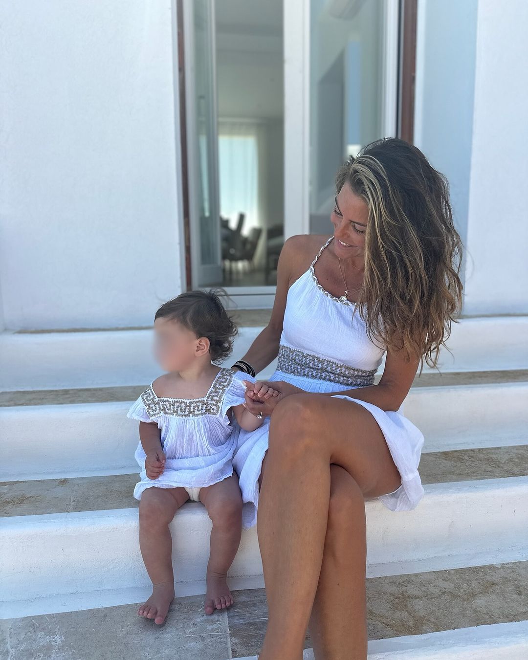 Μαρία Μενούνος: Η κόρη της έγινε 16 μηνών – Οι φωτογραφίες από τη Μύκονο και η απάντηση για το διπλό όνομα