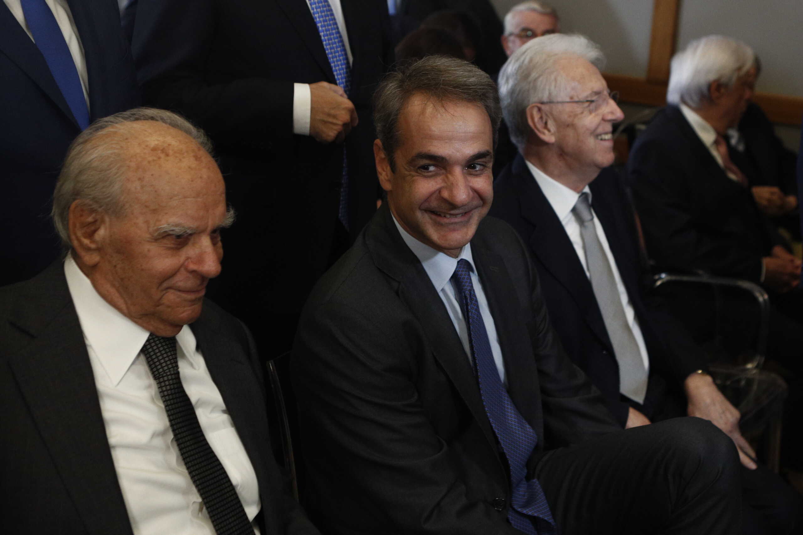 Θερμή χειραψία Μητσοτάκη με Καραμανλή και Σαμαρά στην εκδήλωση του Ιδρύματος Καραμανλή 6 Θερμή χειραψία Μητσοτάκη με Καραμανλή και Σαμαρά στην εκδήλωση του Ιδρύματος Καραμανλή