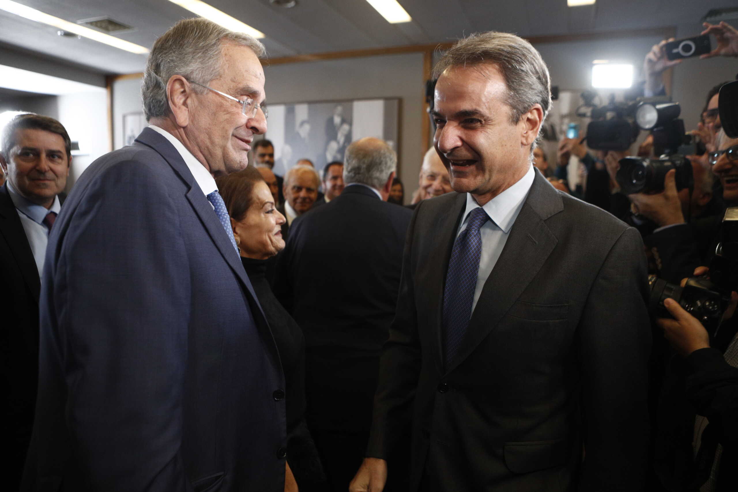 Θερμή χειραψία Μητσοτάκη με Καραμανλή και Σαμαρά στην εκδήλωση του Ιδρύματος Καραμανλή 7 Θερμή χειραψία Μητσοτάκη με Καραμανλή και Σαμαρά στην εκδήλωση του Ιδρύματος Καραμανλή