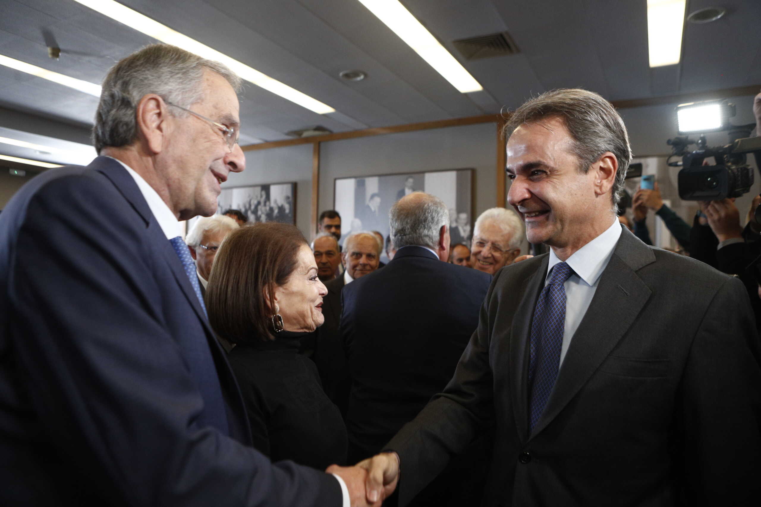 Θερμή χειραψία Μητσοτάκη με Καραμανλή και Σαμαρά στην εκδήλωση του Ιδρύματος Καραμανλή 8 Θερμή χειραψία Μητσοτάκη με Καραμανλή και Σαμαρά στην εκδήλωση του Ιδρύματος Καραμανλή