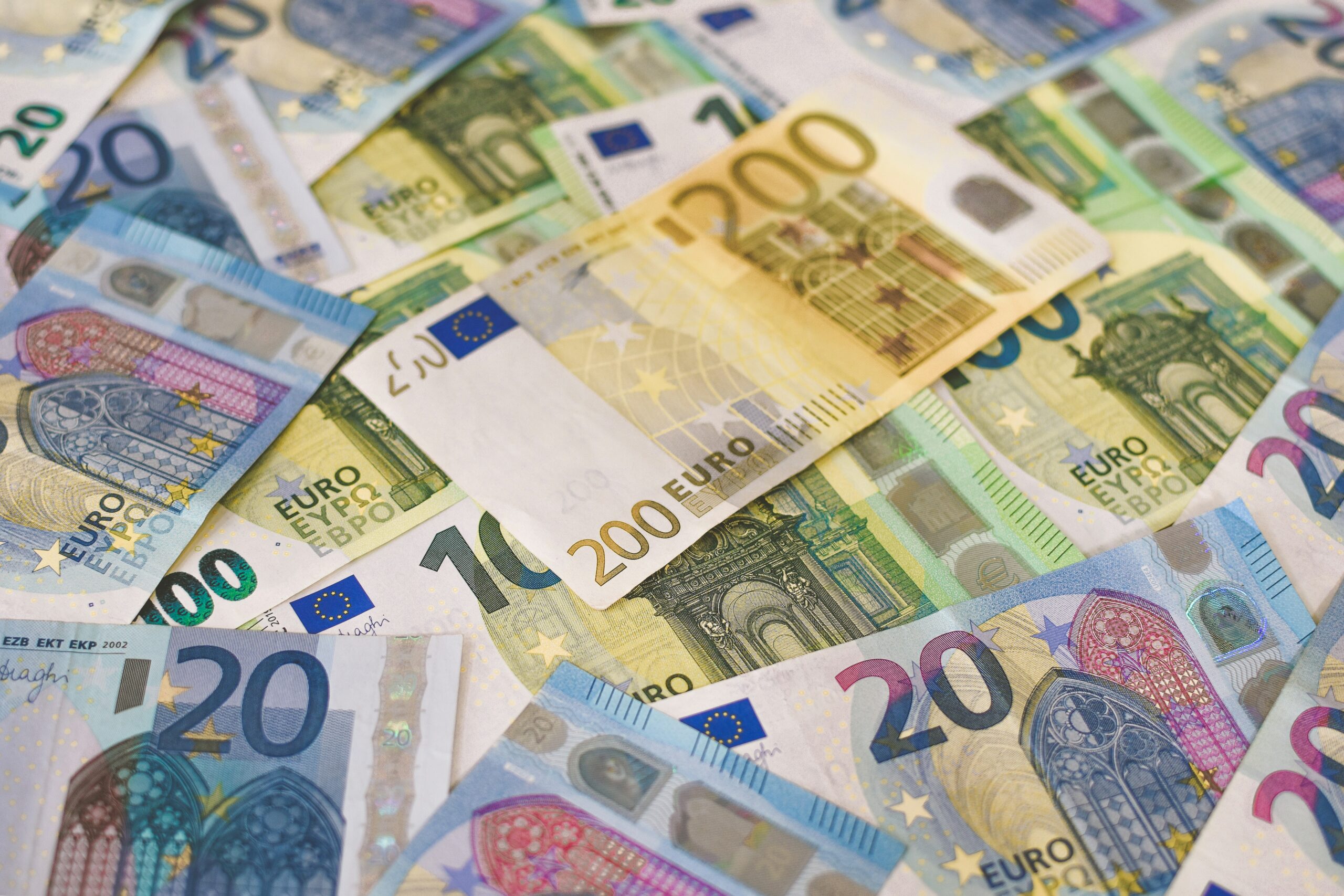 Αύξηση καταθέσεων 2,3 δισ. ευρώ το Σεπτέμβριο – Στα 197,6 δισ. ευρώ οι αποταμιεύσεις του ιδιωτικού τομέα