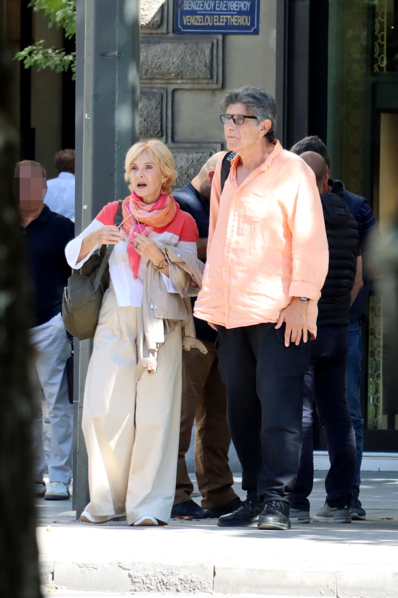 Γιάννης Μπέζος – Ναταλία Τσαλίκη: Σπάνια εμφάνιση για το ζευγάρι στο κέντρο της Αθήνας – Φωτογραφίες