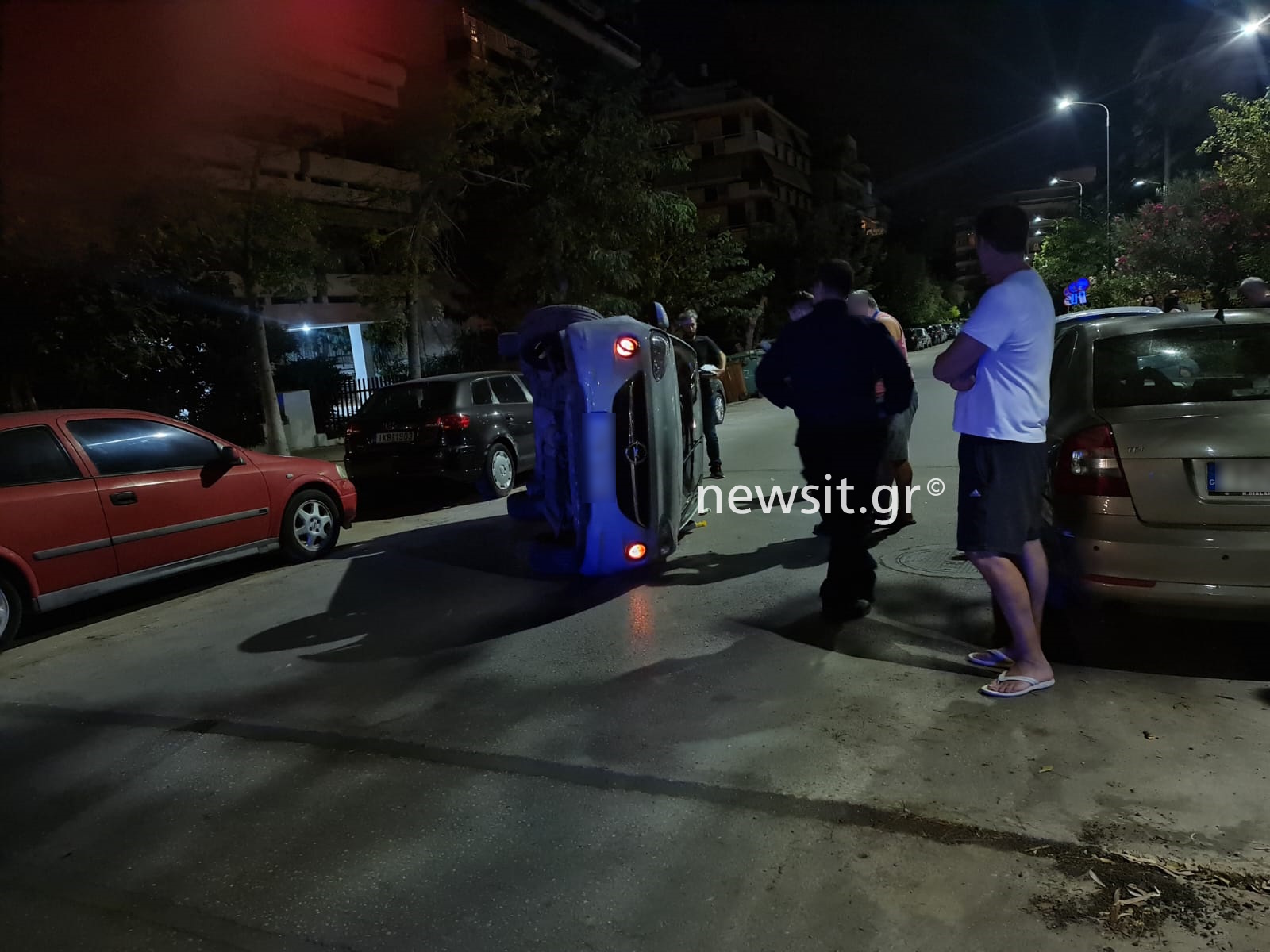 Τούμπαρε αυτοκίνητο στη Νέα Σμύρνη - Σε σοκ η νεαρή οδηγός 8 Τούμπαρε αυτοκίνητο στη Νέα Σμύρνη - Σε σοκ η νεαρή οδηγός