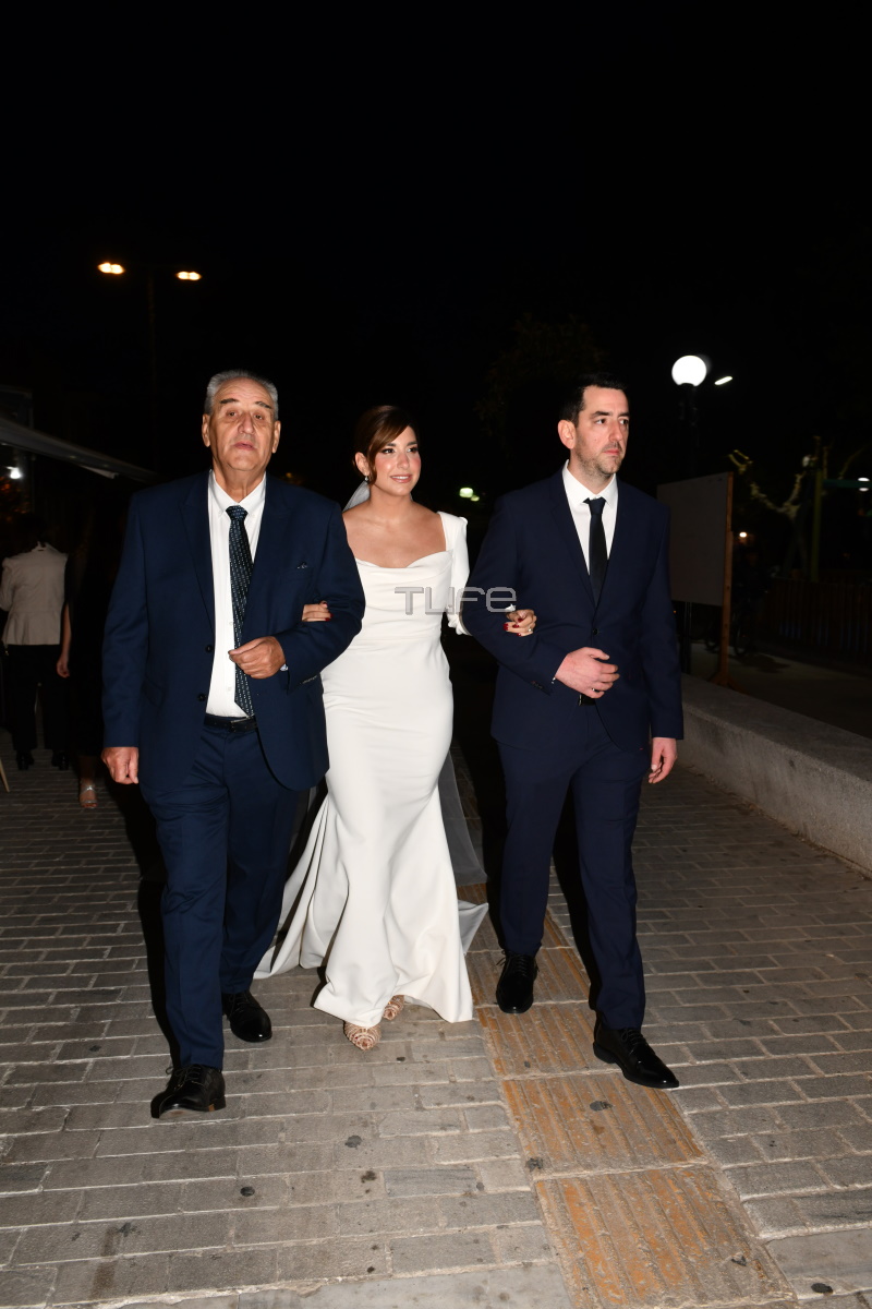 Γάμος Χάρη Δούκα – Γεωργίας Πολυτάνου: Η άφιξη της νύφης στην εκκλησία και το τρυφερό φιλί του ζευγαριού
