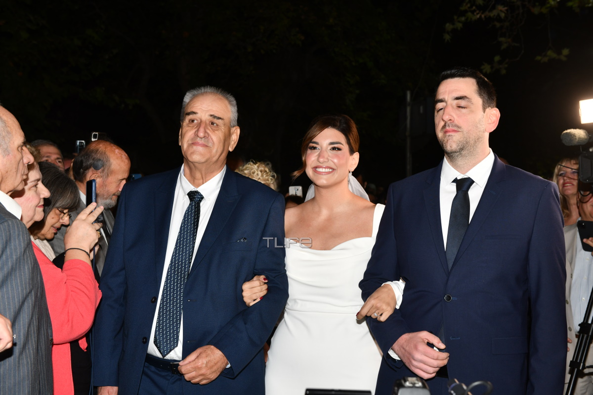 Γάμος Χάρη Δούκα – Γεωργίας Πολυτάνου: Η άφιξη της νύφης στην εκκλησία και το τρυφερό φιλί του ζευγαριού
