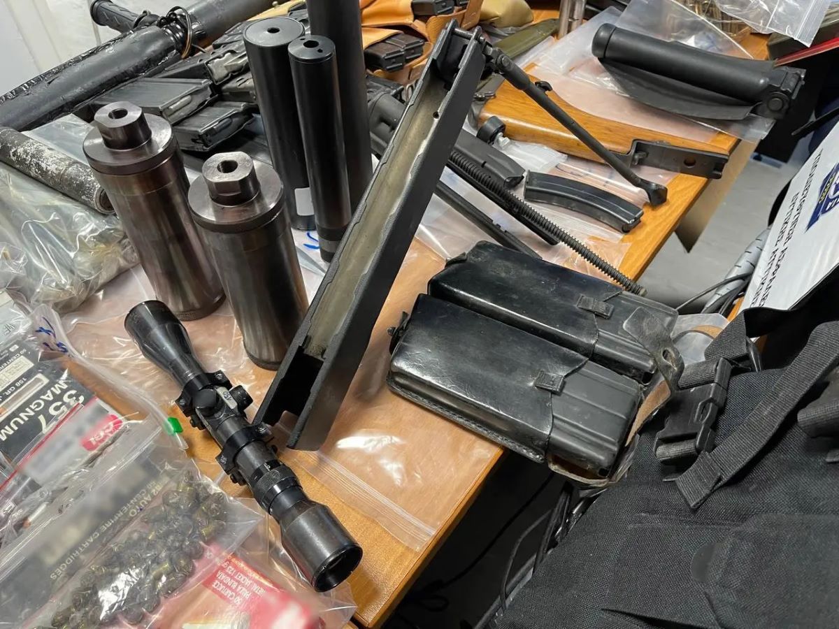 Ένα ολόκληρο οπλοστάσιο εντόπισαν σε σπίτι στο Μενίδι με χειροβομβίδες και πυρομαχικά - Συνελήφθη αλλοδαπός