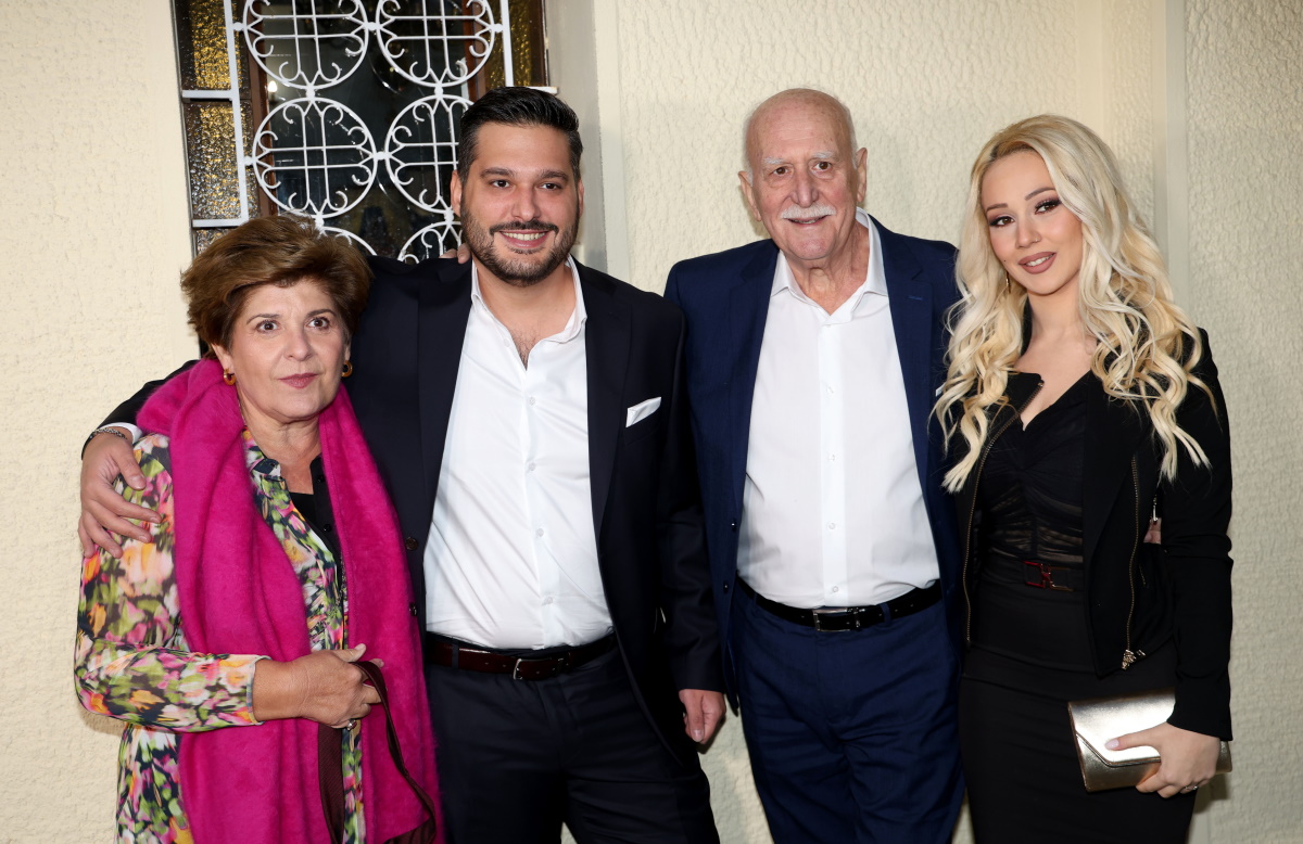 Λάζος Μαντικός: Παντρεύτηκε τη σύντροφό του με θρησκευτικό γάμο και κουμπάρο τον Γιώργο Παπαδάκη – Φωτογραφίες
